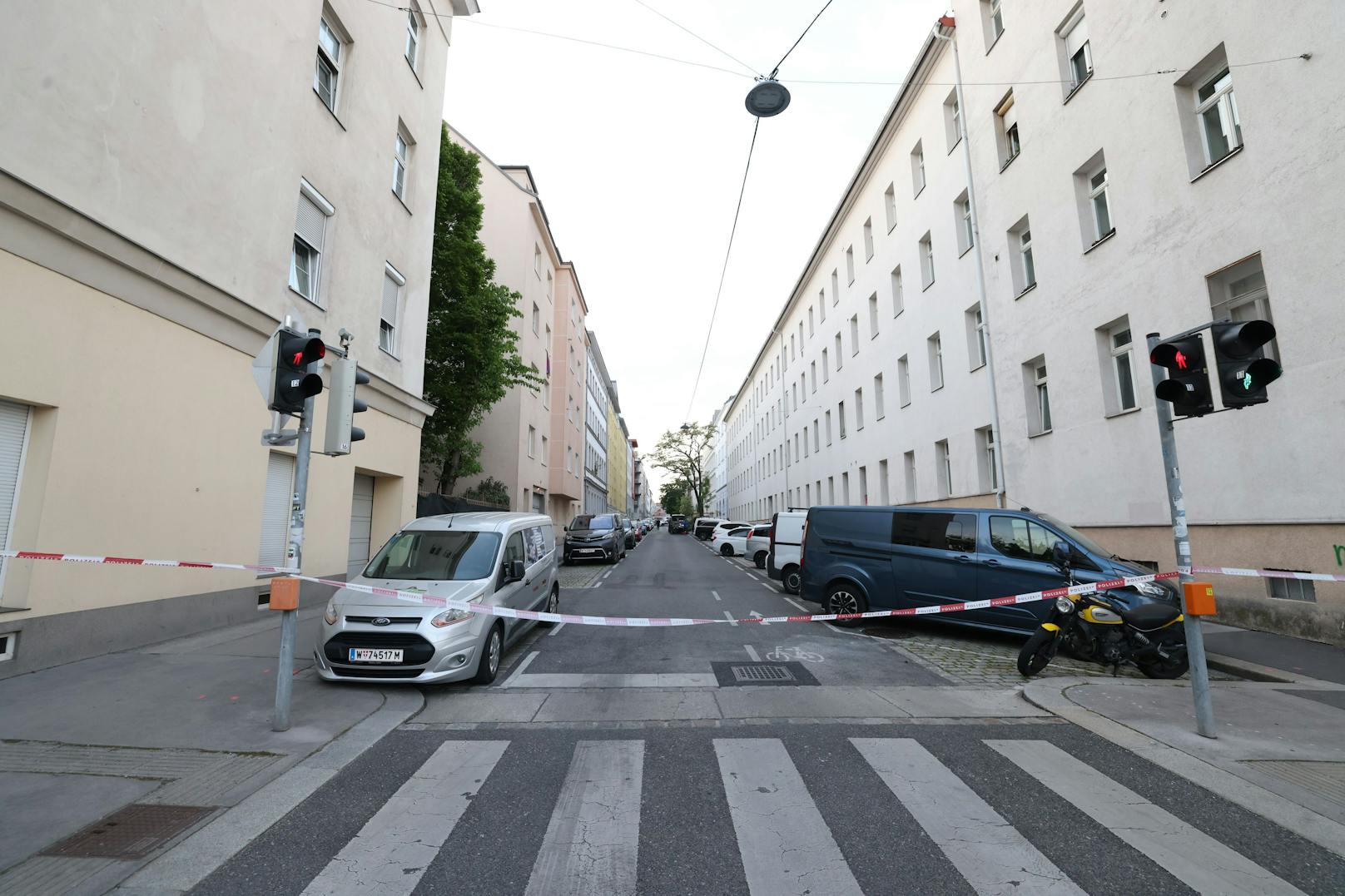 Die Polizei fahndet nach mehreren Tätern. 