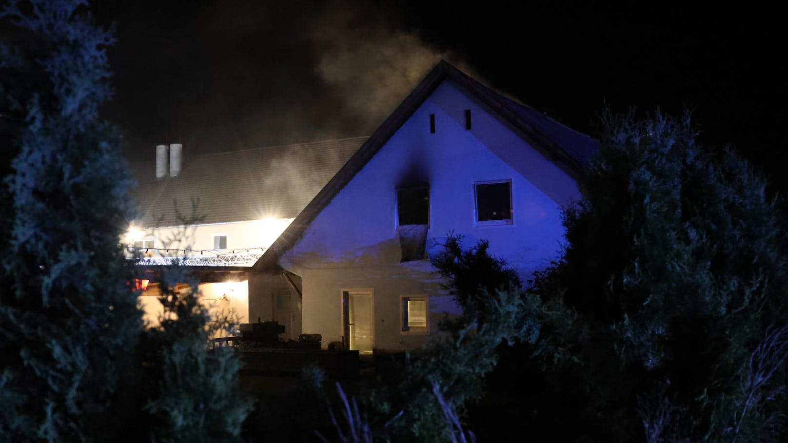 Fünf Feuerwehren standen in der Nacht auf Mittwoch bei einem Brand eines Wohnhauses in Taufkirchen an der Trattnach (Bezirk Grieskirchen) im Einsatz.