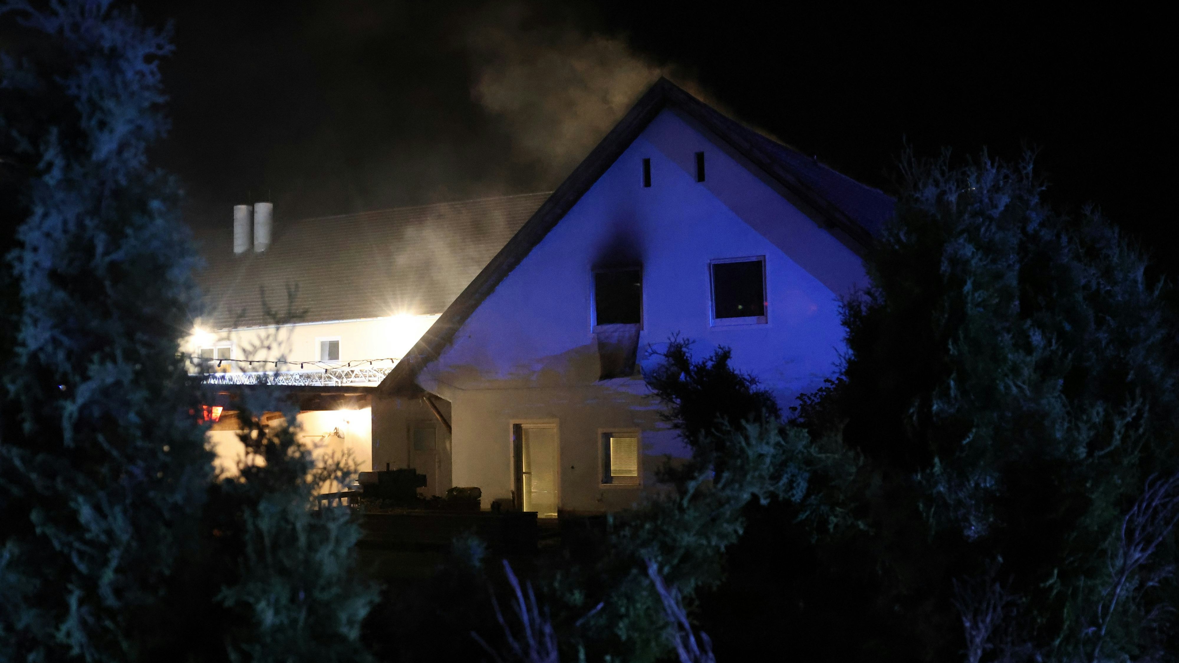 Heute.at - Feuerwehr rückt mitten in der Nacht zu Wohnhaus aus