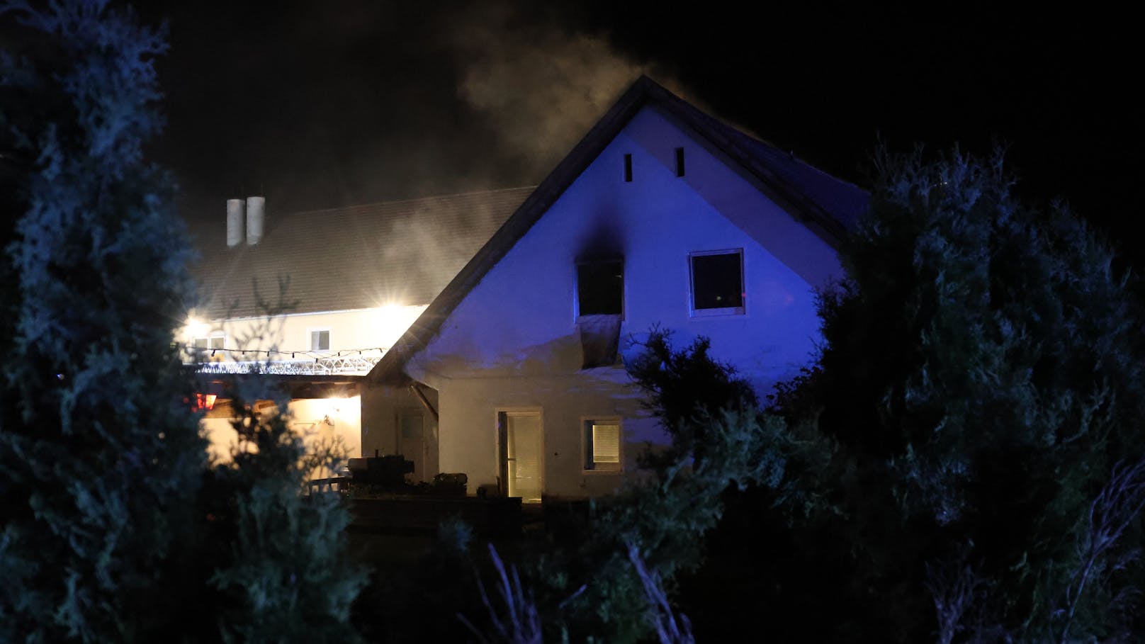 Feuerwehr rückt mitten in der Nacht zu Wohnhaus aus