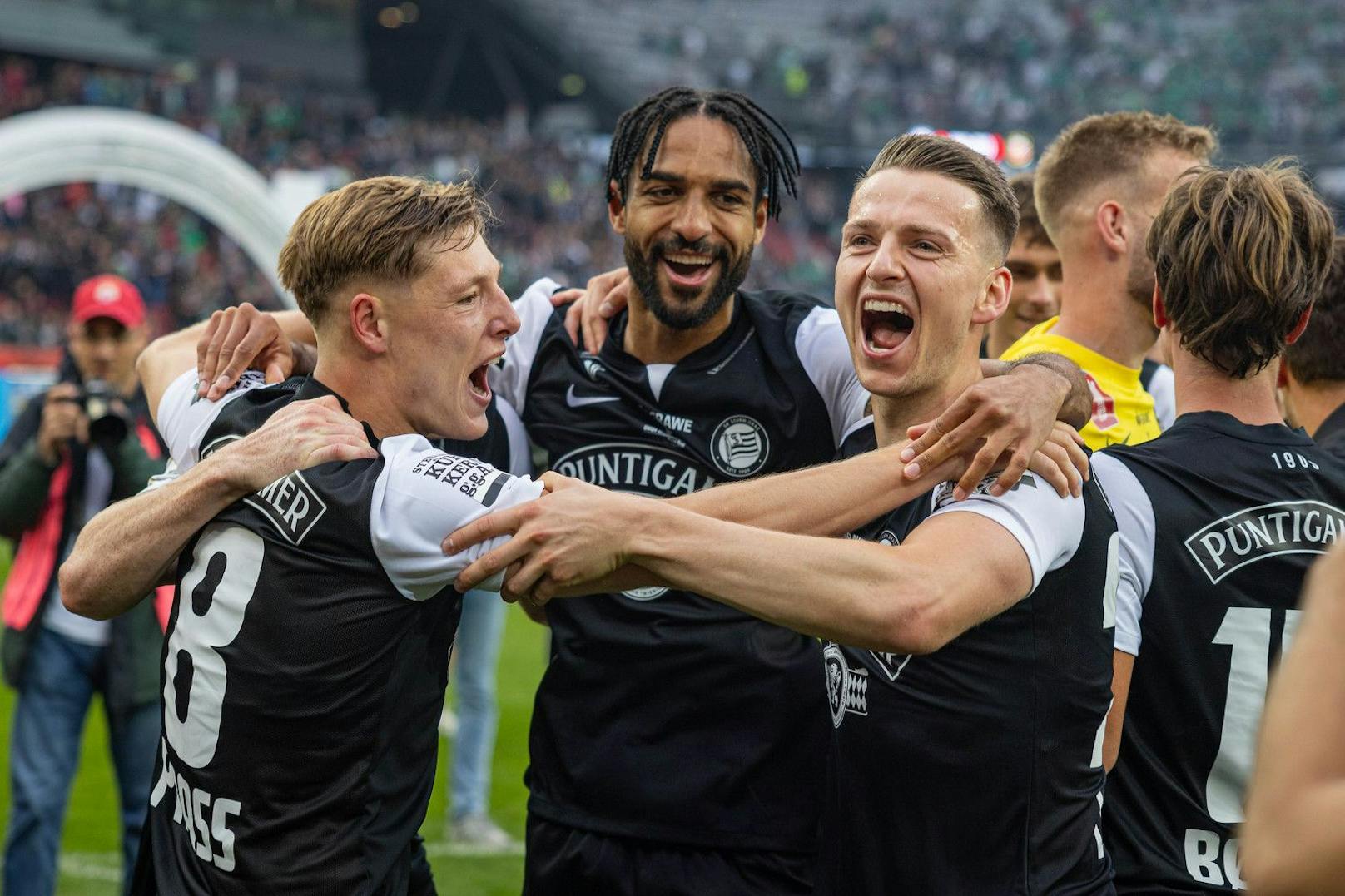 Sturm Graz feiert den Cup-Triumph 2024 nach dem 2:1-Sieg über Rapid im Finale.