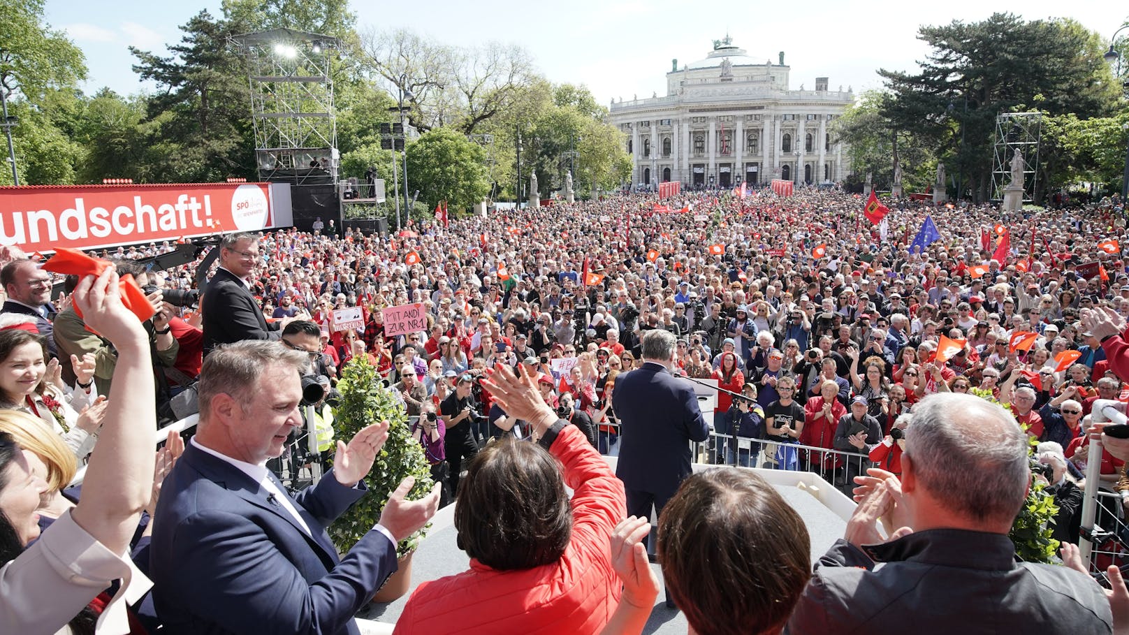 Die politischen Mai-Feiern standen am 1. Mai ganz im Zeichen der Europawahl. So lautete etwa das Motto der Kundgebung der SPÖ "Wir in Wien stehen für ein faires Europa". "Heute" hat die Bilder!