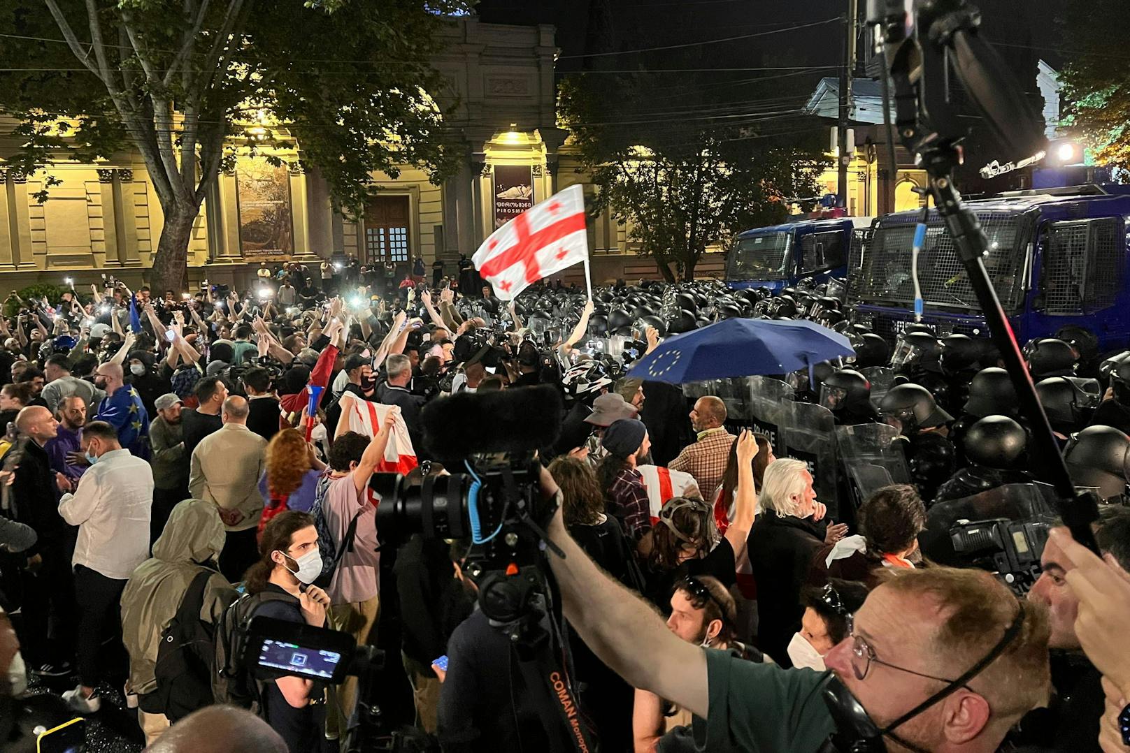 Tausende Georgier gingen Ende April / Anfang Mai in Massenprotesten gegen das neue Gesetz über "ausländischen Einflussnahme" auf die Straße. Die Polizei antwortete mit Gewalt.