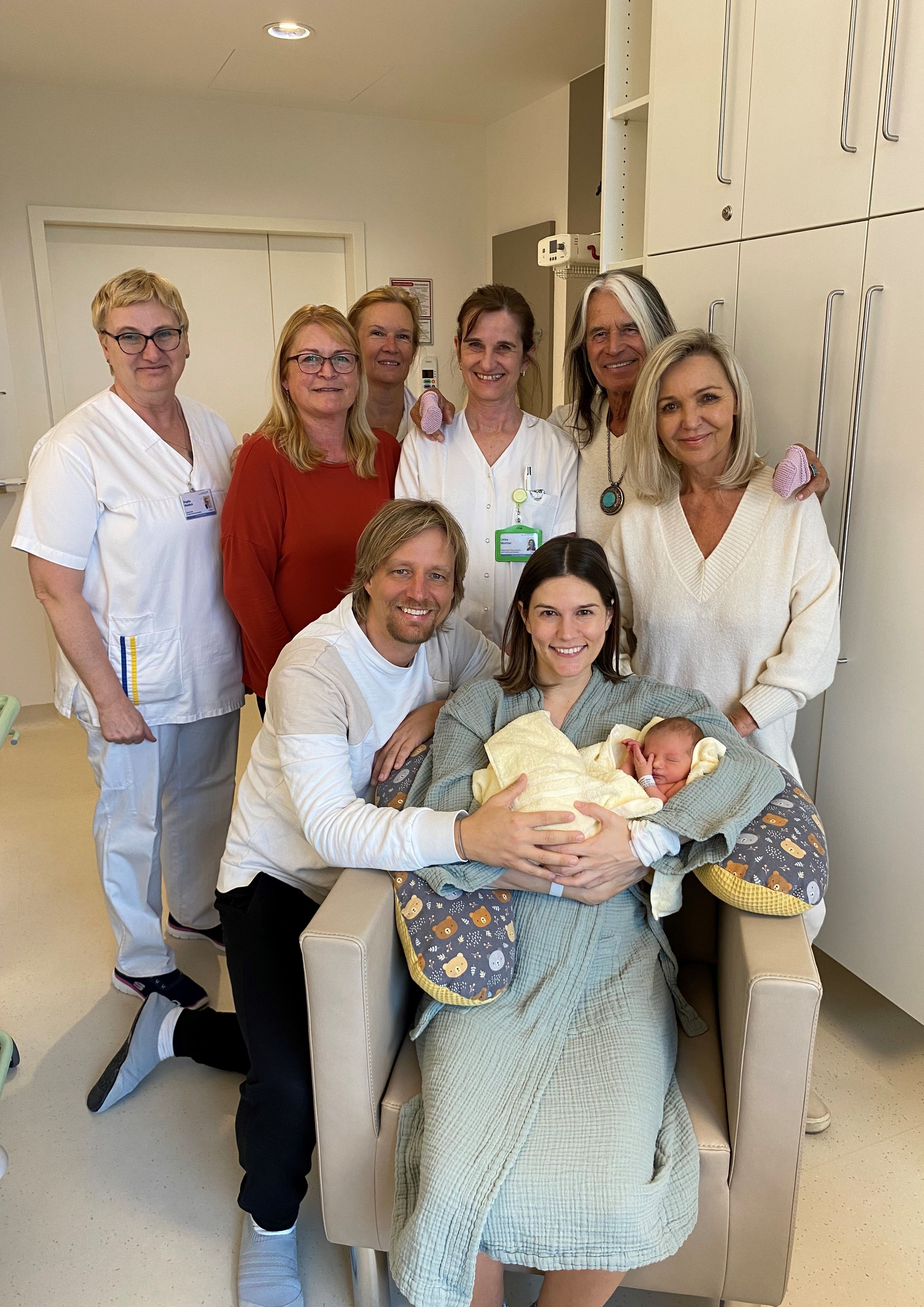 Stehend v.l.n.r.: DGKP Brigitta Weidlich, Petra Schandel, OÄ Dr. Margit Pichler, DGKP Ulli Moritzer, Waterloo, alias Hans Kreuzmayr, Andrea Kreuzmayr; sitzend v.l.n.r.: die stolzen Eltern Ricky Berger, alias Erik Maier, und Jelena Maier mit ihrer Tochter Mila Selina.