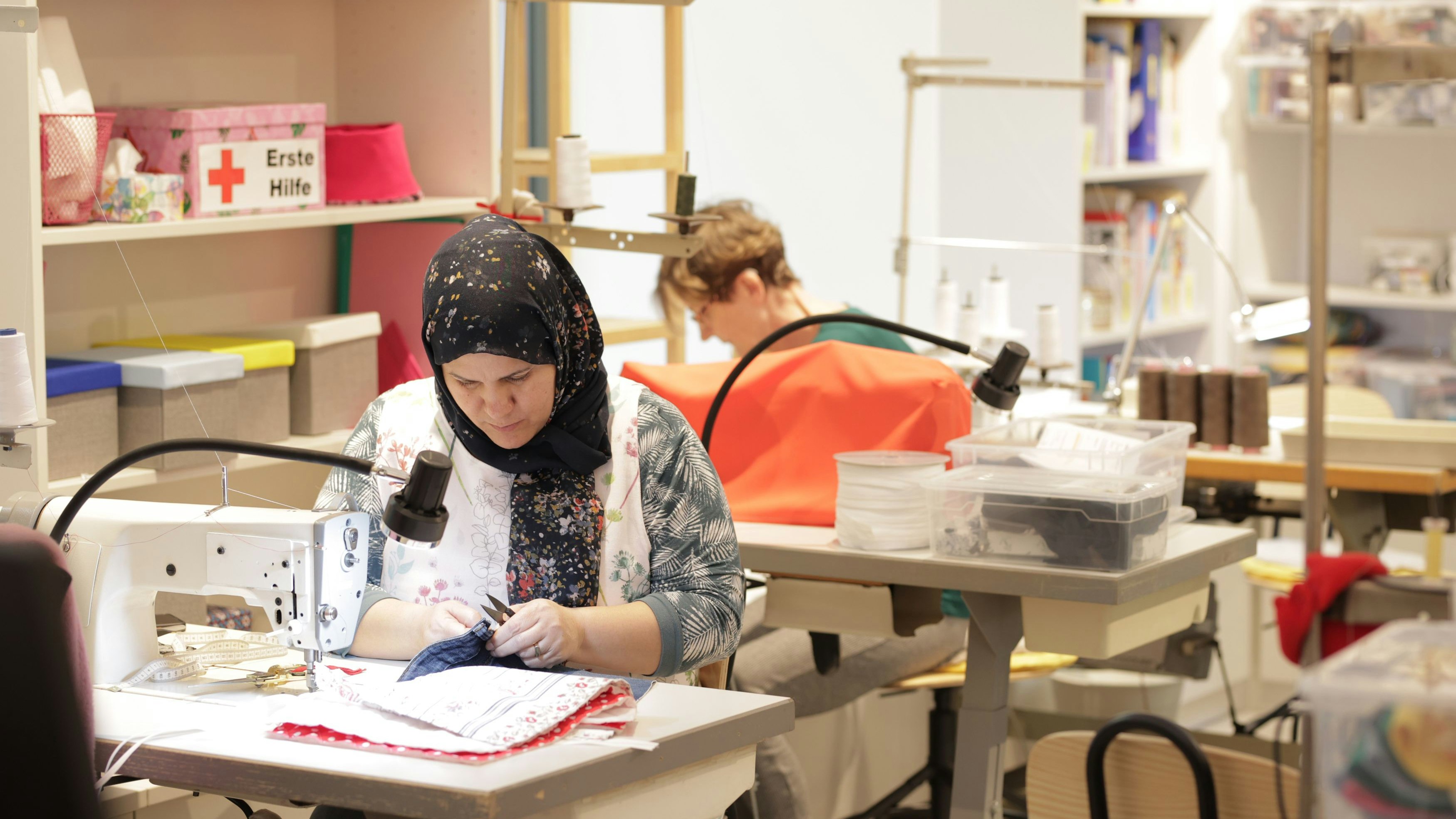 Der Reinerlös der Auktion geht in Projekte zur Unterstützung wohnungsloser, alleinerziehender Mütter mit ihren Kindern.