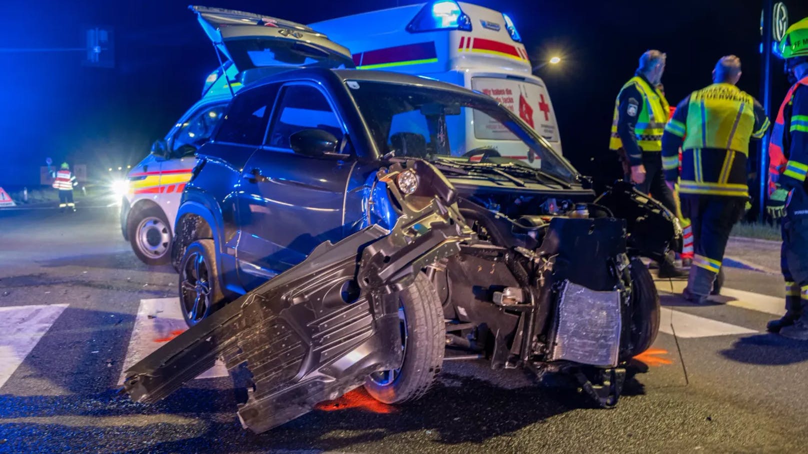 Das Rote Kreuz, die Polizei und die Feuerwehr Micheldorf wurden Dienstagnacht zu Aufräumarbeiten nach einem Verkehrsunfall im Bezirk Kirchdorf alarmiert.