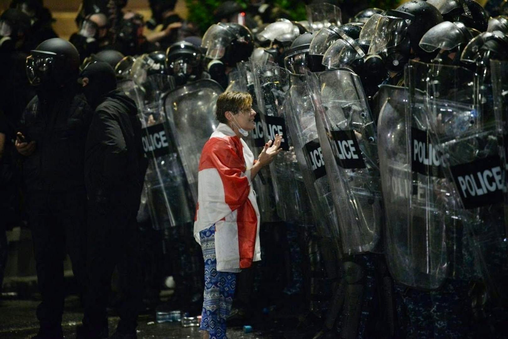 Tausende Georgier gingen Ende April / Anfang Mai in Massenprotesten gegen das neue Gesetz über "ausländischen Einflussnahme" auf die Straße. Die Polizei antwortete mit Gewalt.