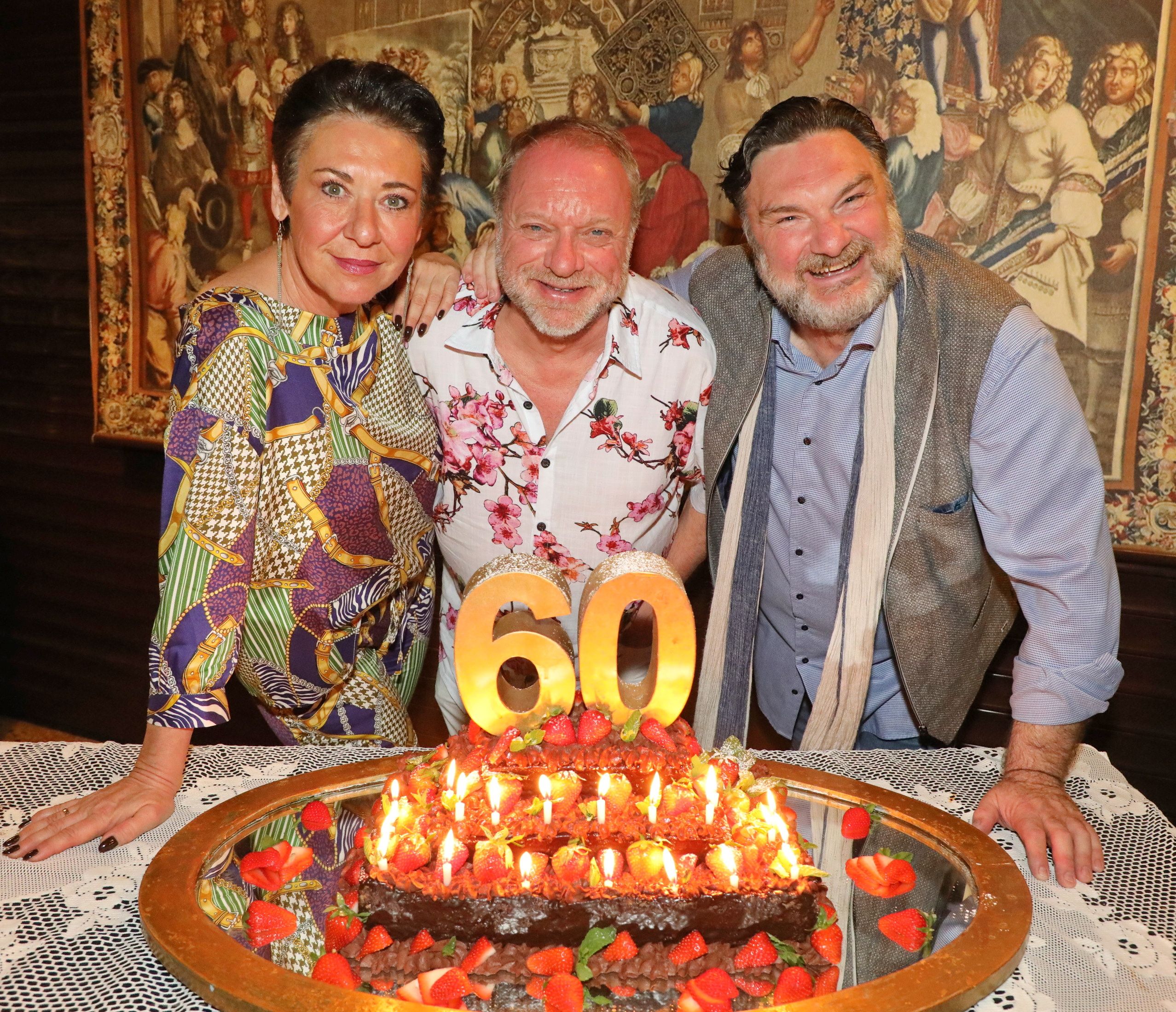 60 Lebensjahre und 40 Bühnenjahre: Reinhard Nowak feierte mit Andreas Händler, Martin Leutgeb & Co. im Marchfelderhof