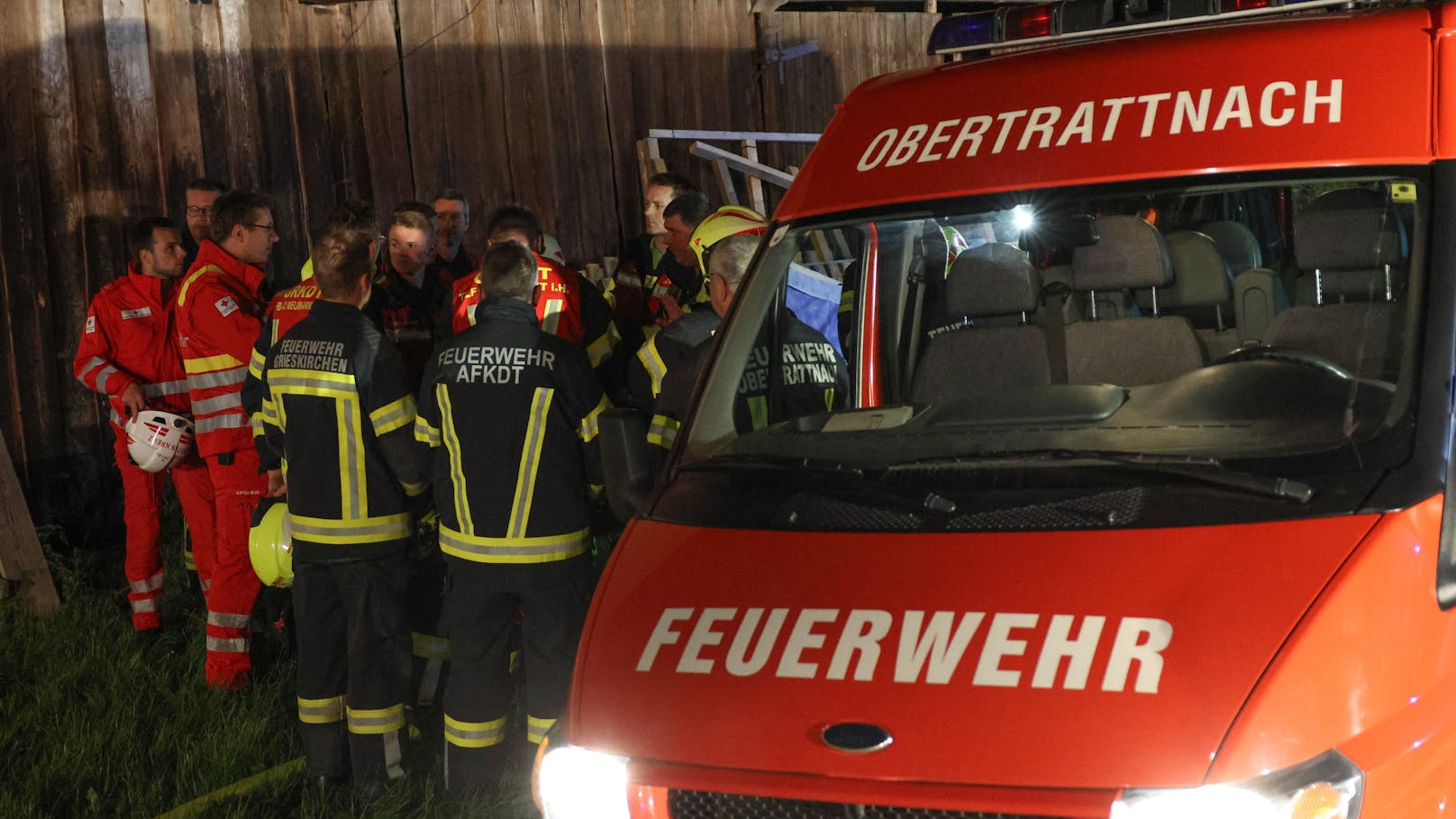 Fünf Feuerwehren standen in der Nacht auf Mittwoch bei einem Brand eines Wohnhauses in Taufkirchen an der Trattnach (Bezirk Grieskirchen) im Einsatz.