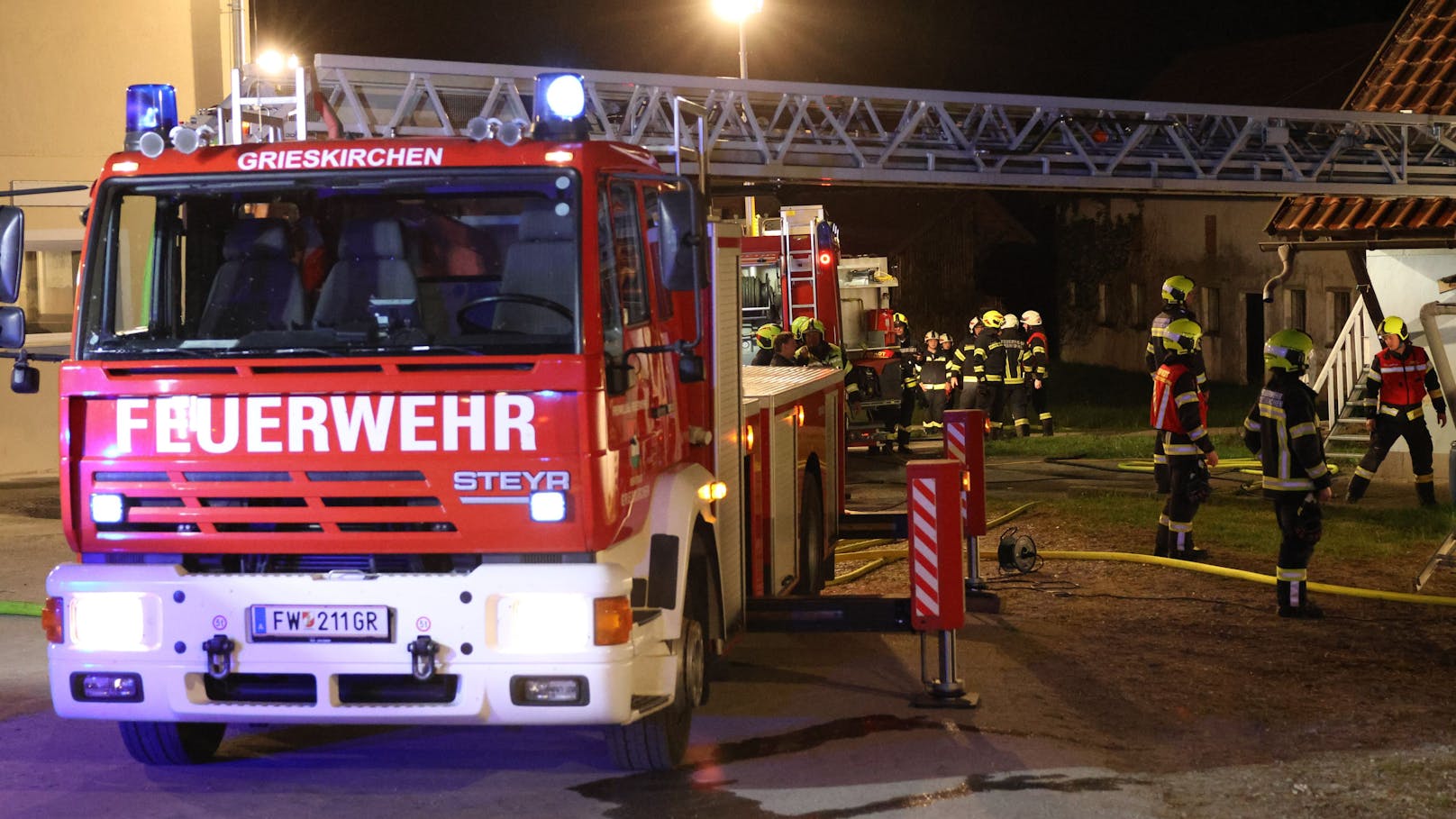 Fünf Feuerwehren standen in der Nacht auf Mittwoch bei einem Brand eines Wohnhauses in Taufkirchen an der Trattnach (Bezirk Grieskirchen) im Einsatz.