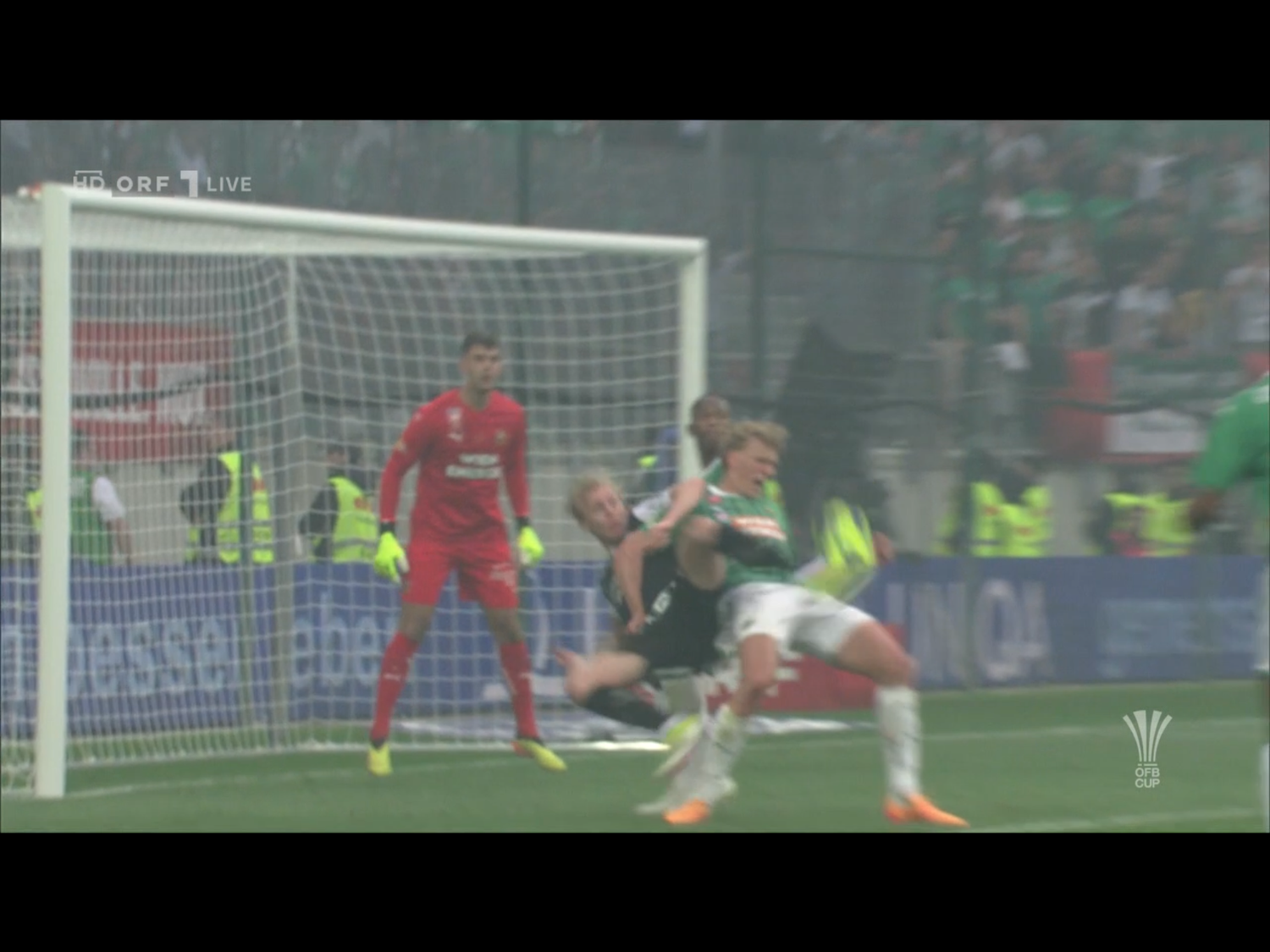Biereth zieht Querfeld vor dem 2:1 um. Schiri Sebastian Gishamer und der VAR sahen kein Vergehen.