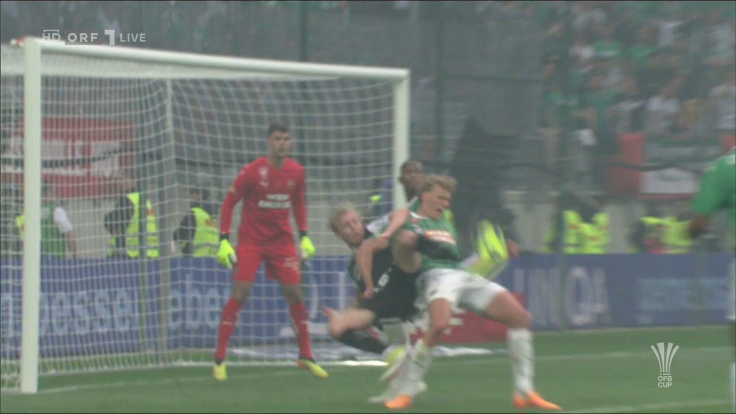 Biereth zieht Querfeld vor dem 2:1 um. Schiri Sebastian Gishamer und der VAR sahen kein Vergehen.