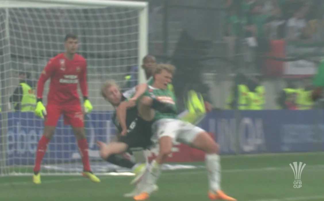 Biereth zieht Querfeld vor dem 2:1 um. Schiri Sebastian Gishamer und der VAR sahen kein Vergehen.