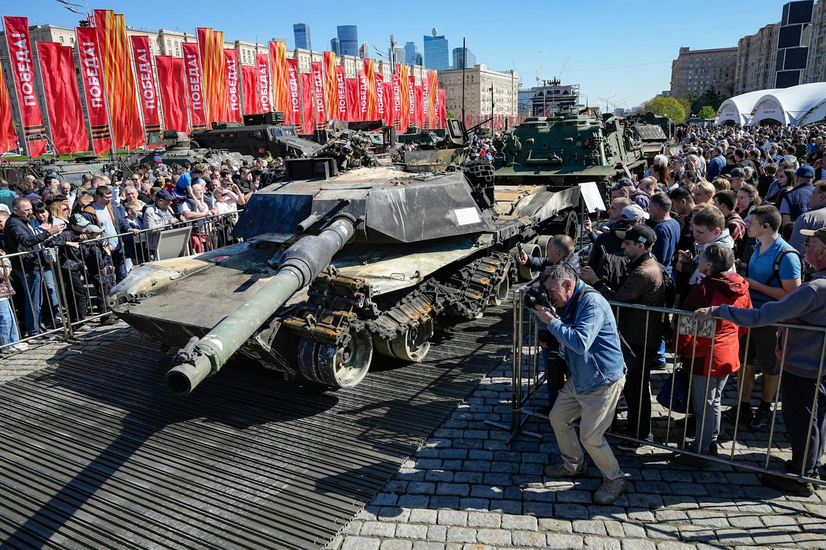 Im Vorfeld zur Feier Tag des Sieges, dem 9. Mai, prahlt die russische Armee 2024 in Moskau mit angeblich in der Ukraine erbeutetem Kriegsgerät. Darunter auch ein deutscher Leopard-2-Panzer.