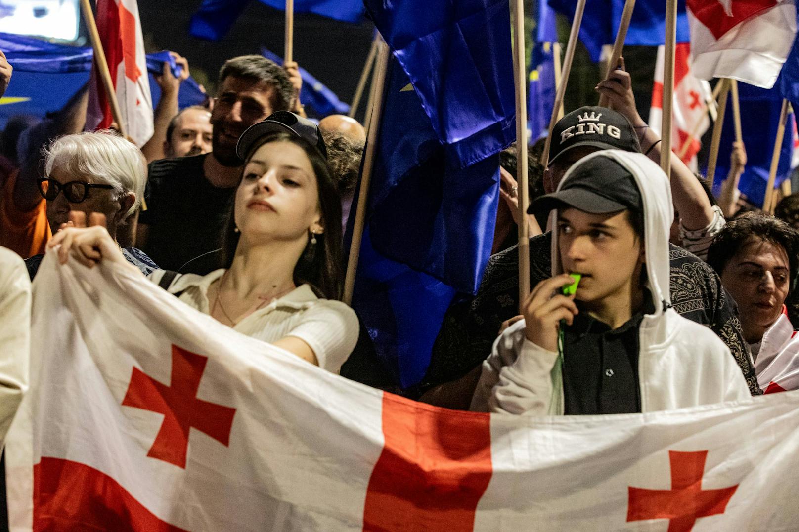 Tausende Georgier gingen Ende April / Anfang Mai in Massenprotesten gegen das neue Gesetz über "ausländischen Einflussnahme" auf die Straße. Die Polizei antwortete mit Gewalt.