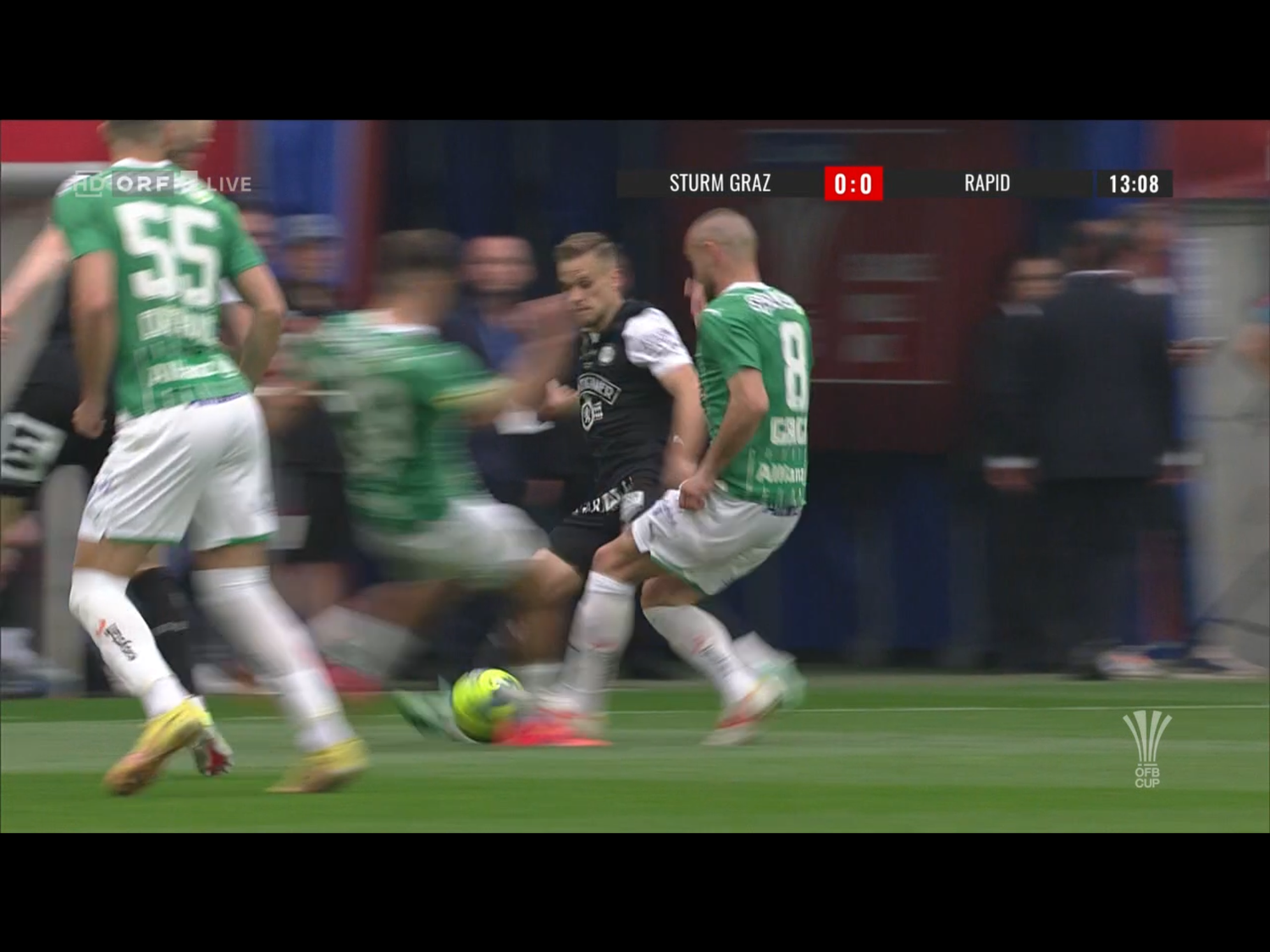 Lukas Grgic tritt Jonas Auer auf den Fuß.