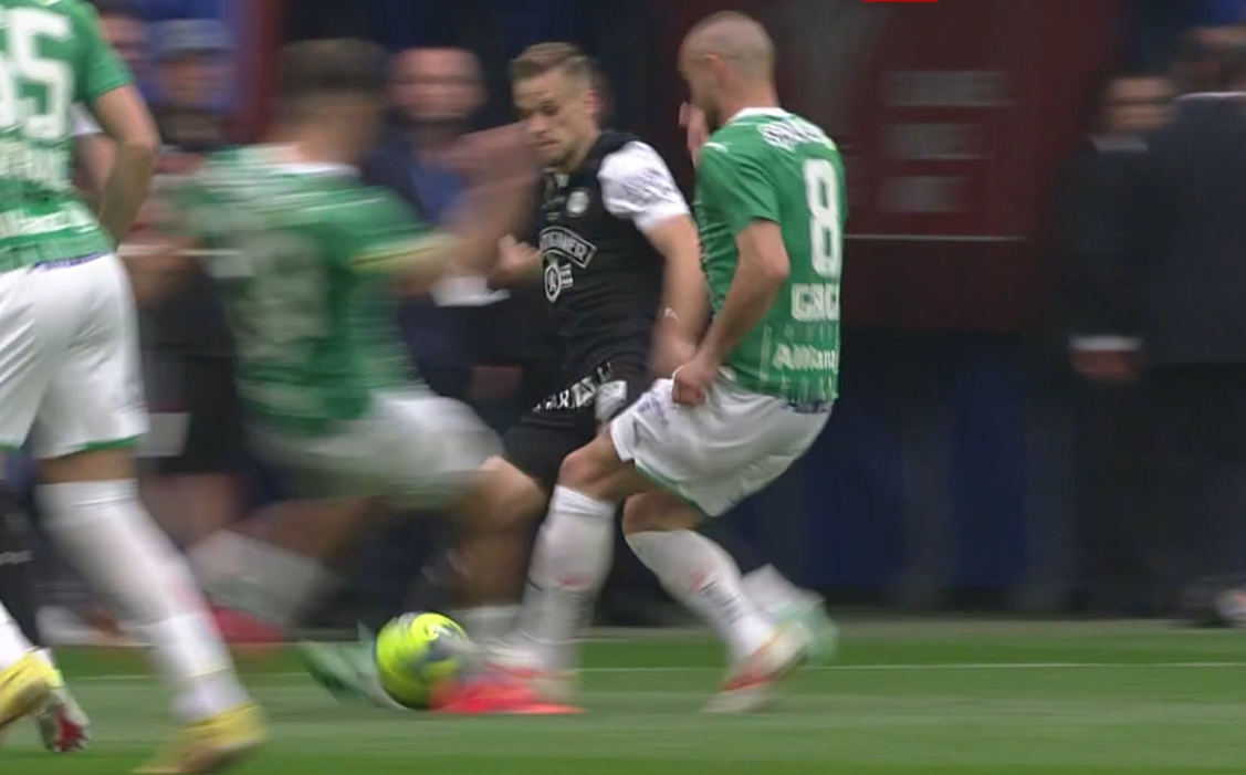 Lukas Grgic tritt Jonas Auer auf den Fuß.