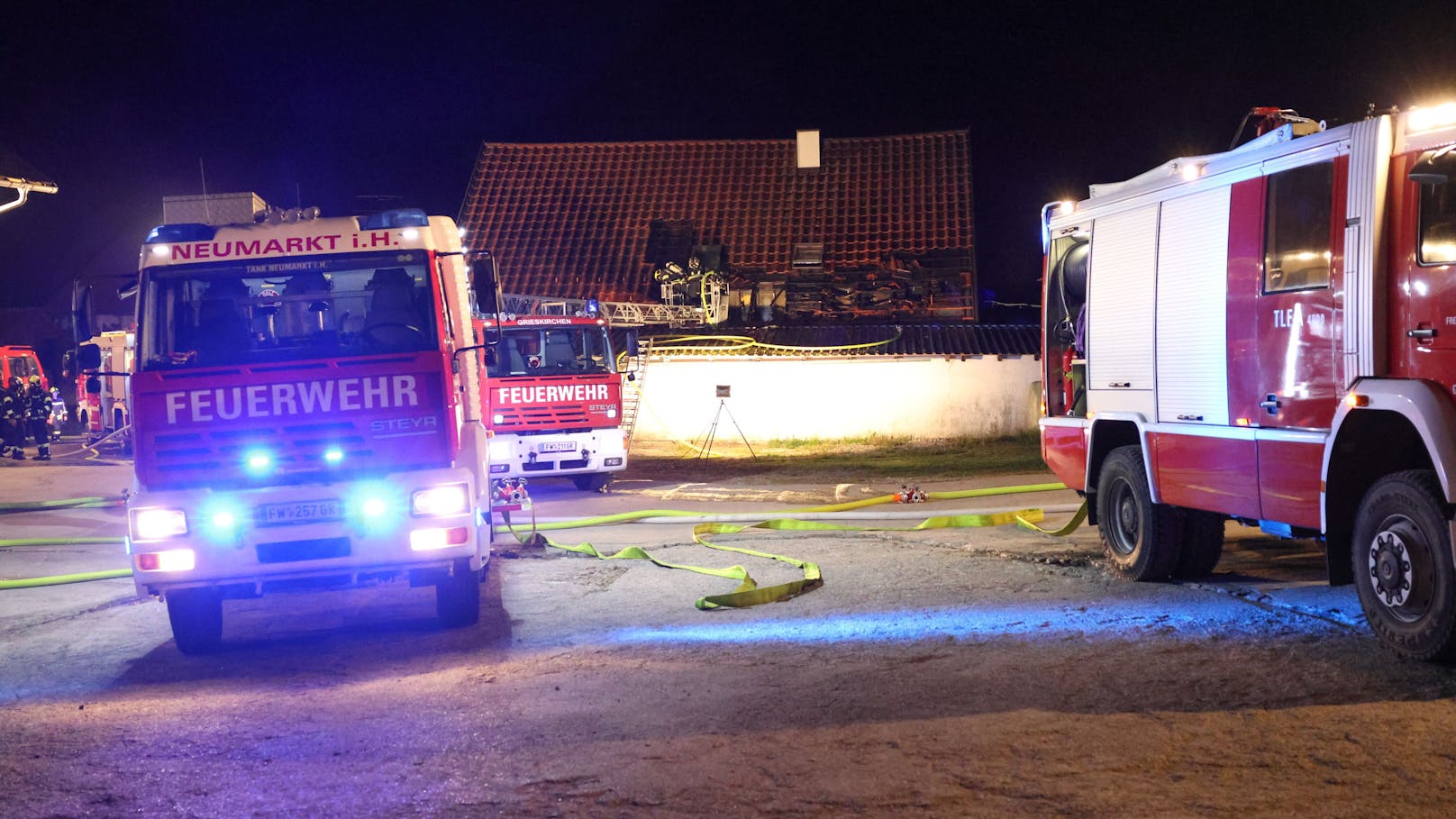 Fünf Feuerwehren standen in der Nacht auf Mittwoch bei einem Brand eines Wohnhauses in Taufkirchen an der Trattnach (Bezirk Grieskirchen) im Einsatz.