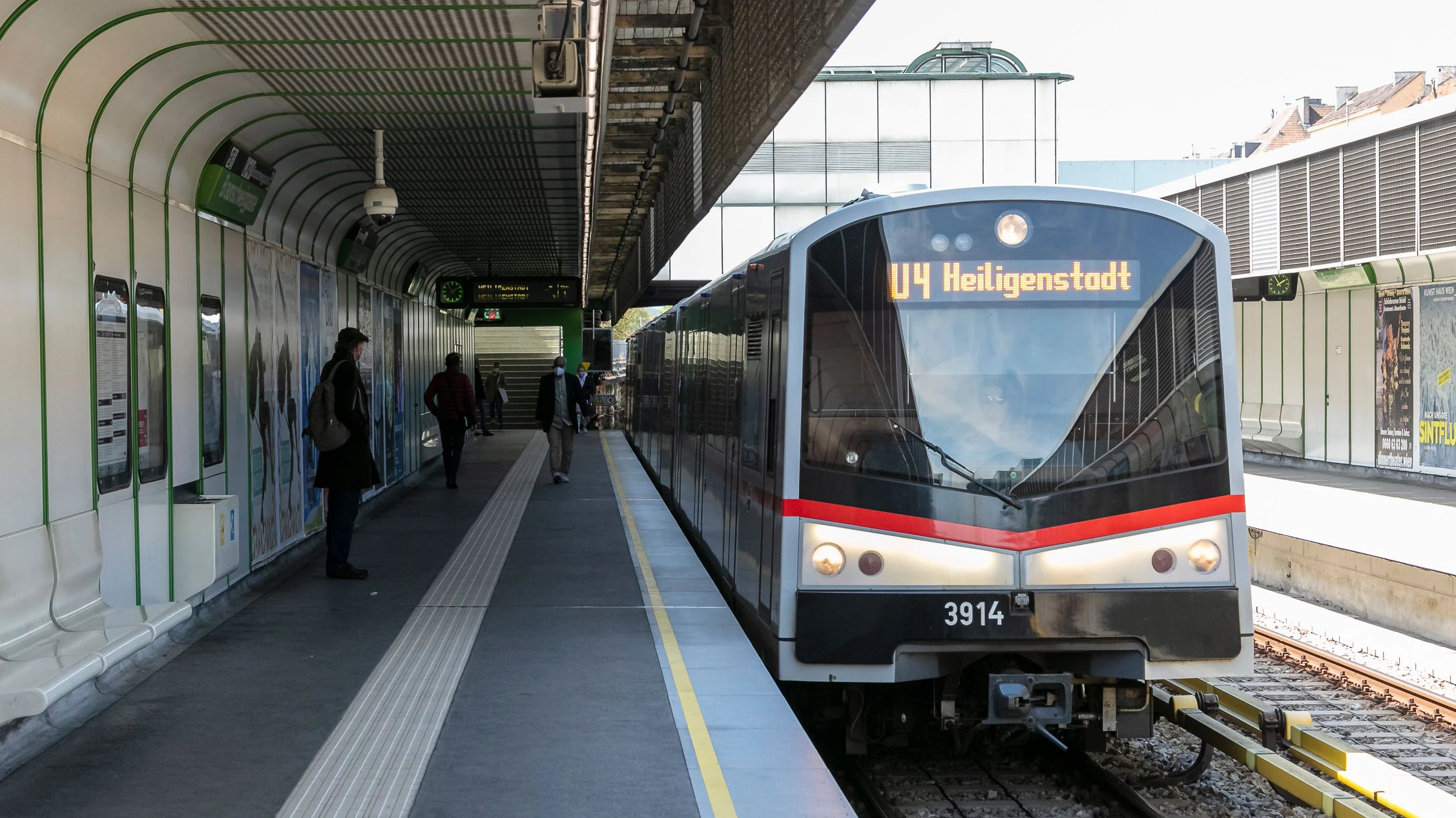 Der Mann versuchte noch einen V-Wagen der U4 zu springen und wurde dabei verletzt. 