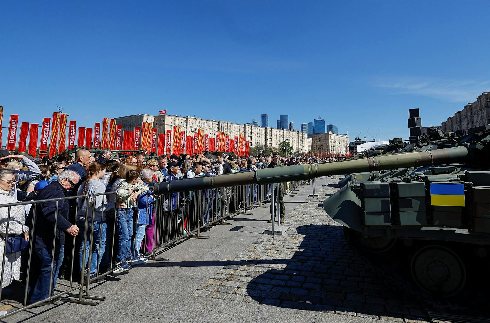 Im Vorfeld zur Feier Tag des Sieges, dem 9. Mai, prahlt die russische Armee 2024 in Moskau mit angeblich in der Ukraine erbeutetem Kriegsgerät. Darunter auch ein deutscher Leopard-2-Panzer.