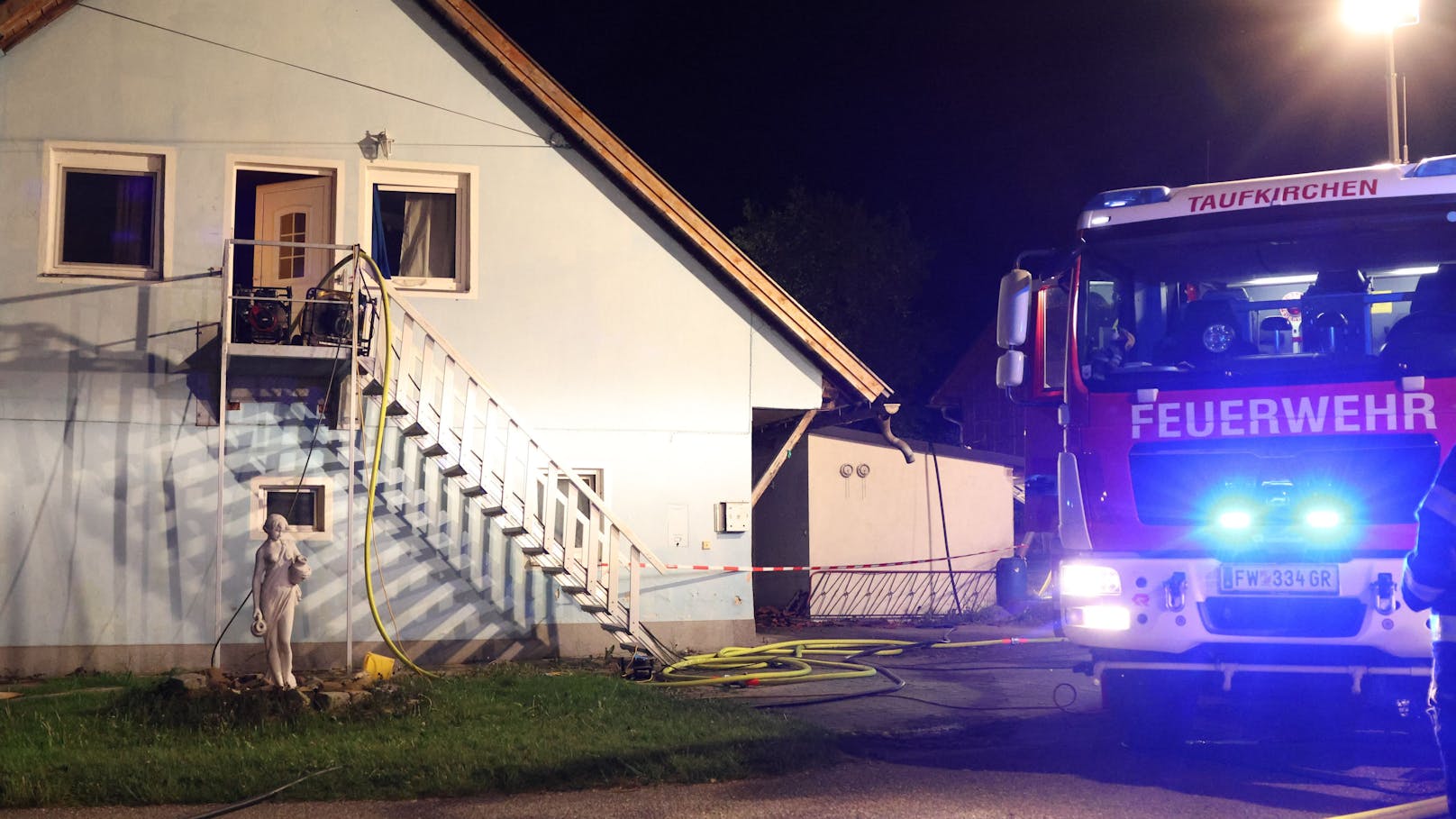 Fünf Feuerwehren standen in der Nacht auf Mittwoch bei einem Brand eines Wohnhauses in Taufkirchen an der Trattnach (Bezirk Grieskirchen) im Einsatz.