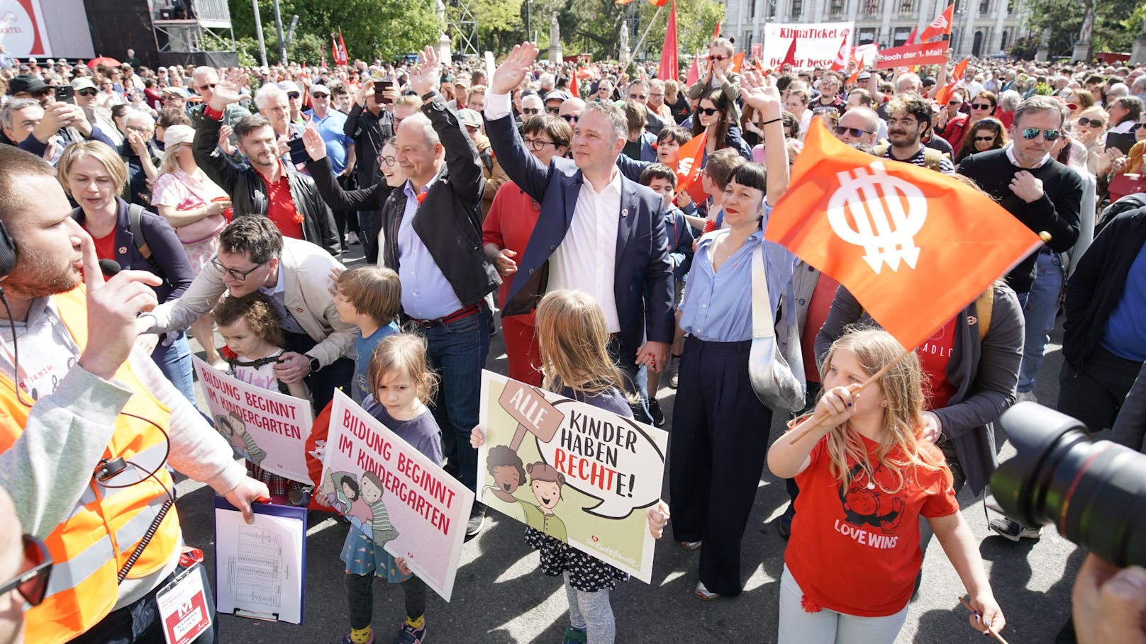 Die politischen Mai-Feiern standen am 1. Mai ganz im Zeichen der Europawahl. So lautete etwa das Motto der Kundgebung der SPÖ "Wir in Wien stehen für ein faires Europa". "Heute" hat die Bilder!