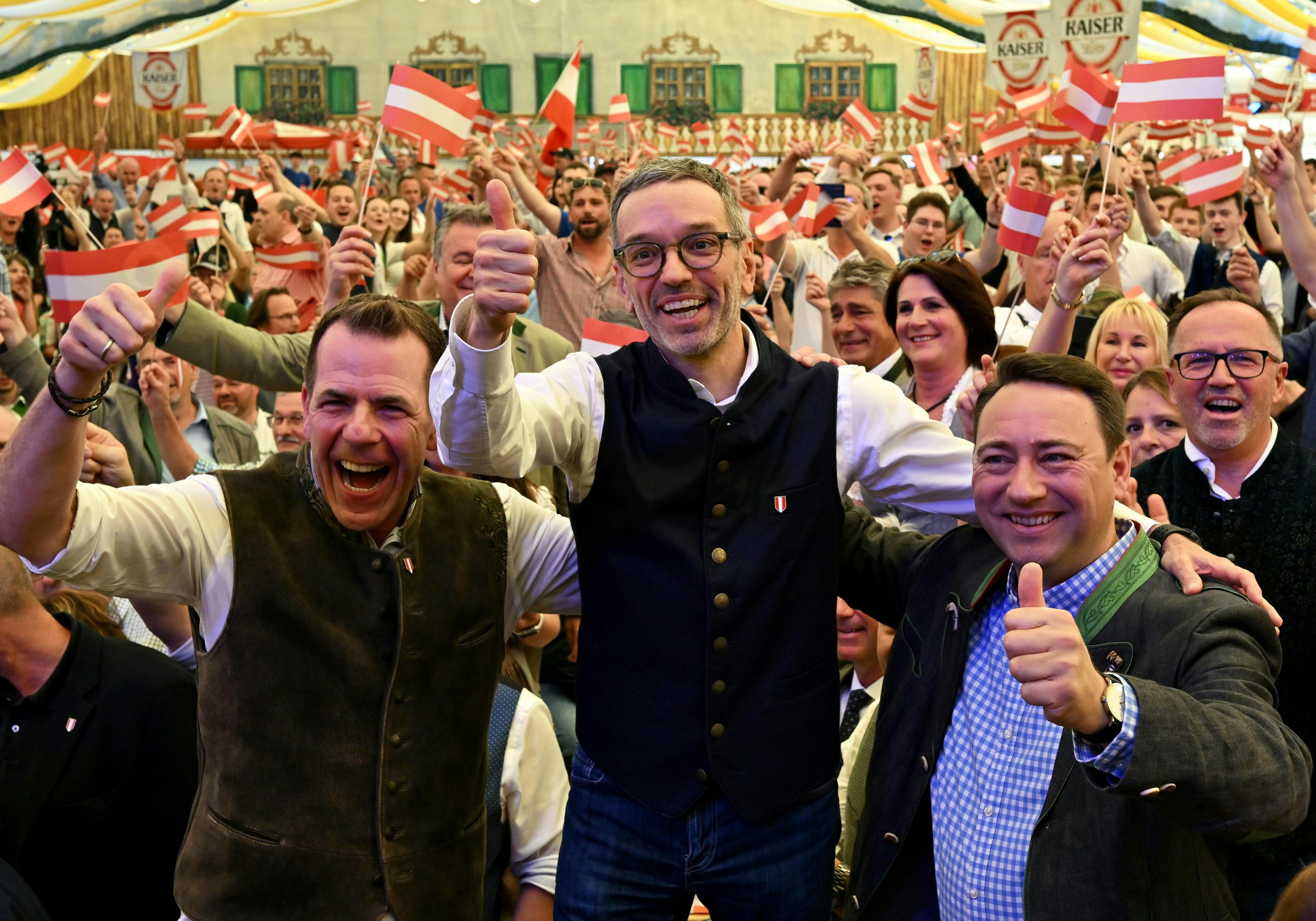 EU-Spitzenkandidat Harald Vilimsky (FPÖ), Bundesparteichef Herbert Kickl (FPÖ) und der oberösterreichische Landeshauptmann-Stellvertreter Manfred Haimbuchner (FPÖ) bei der 1. Mai-Kundgebung der FPÖ am Urfahraner Jahrmarktgelände in Linz.