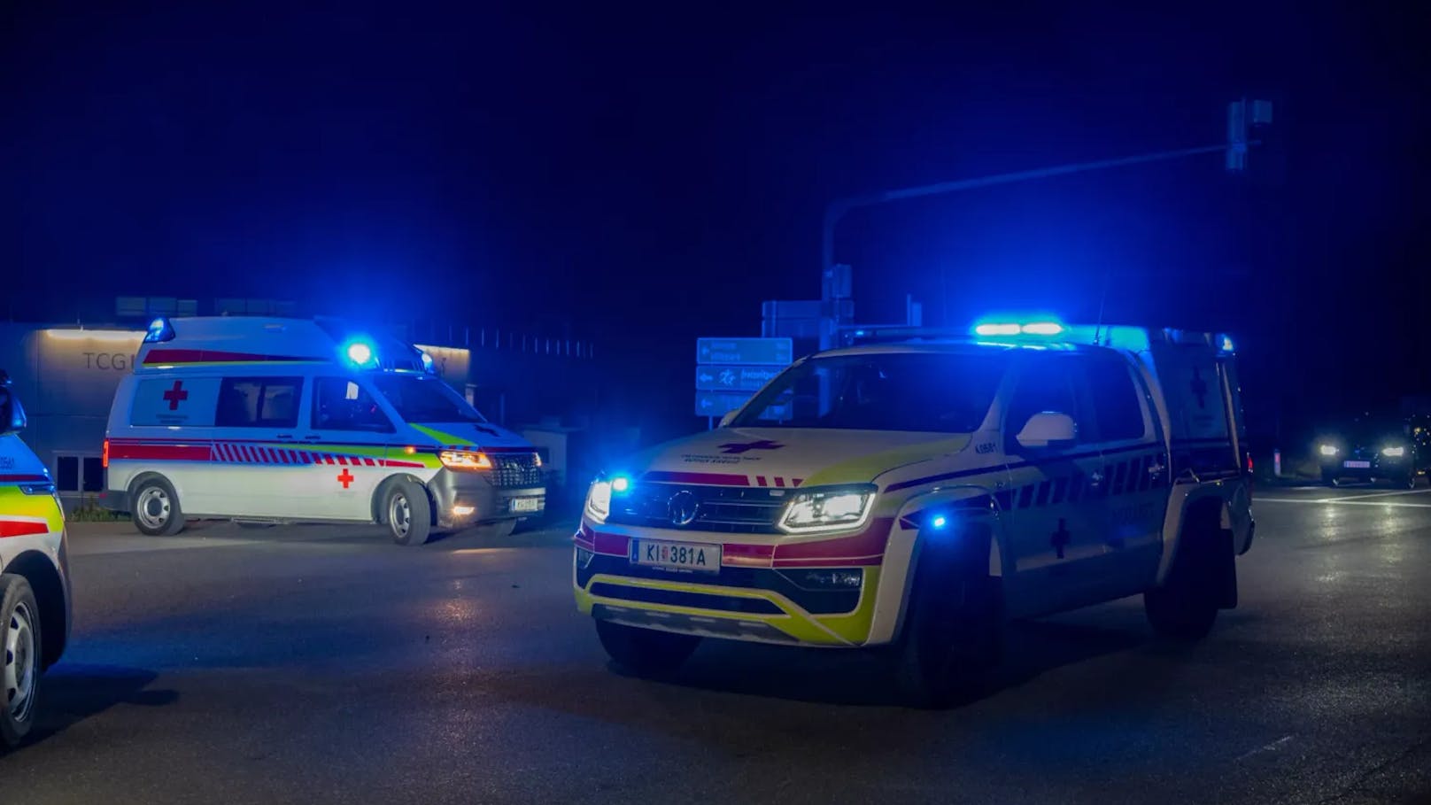 Das Rote Kreuz, die Polizei und die Feuerwehr Micheldorf wurden Dienstagnacht zu Aufräumarbeiten nach einem Verkehrsunfall im Bezirk Kirchdorf alarmiert.