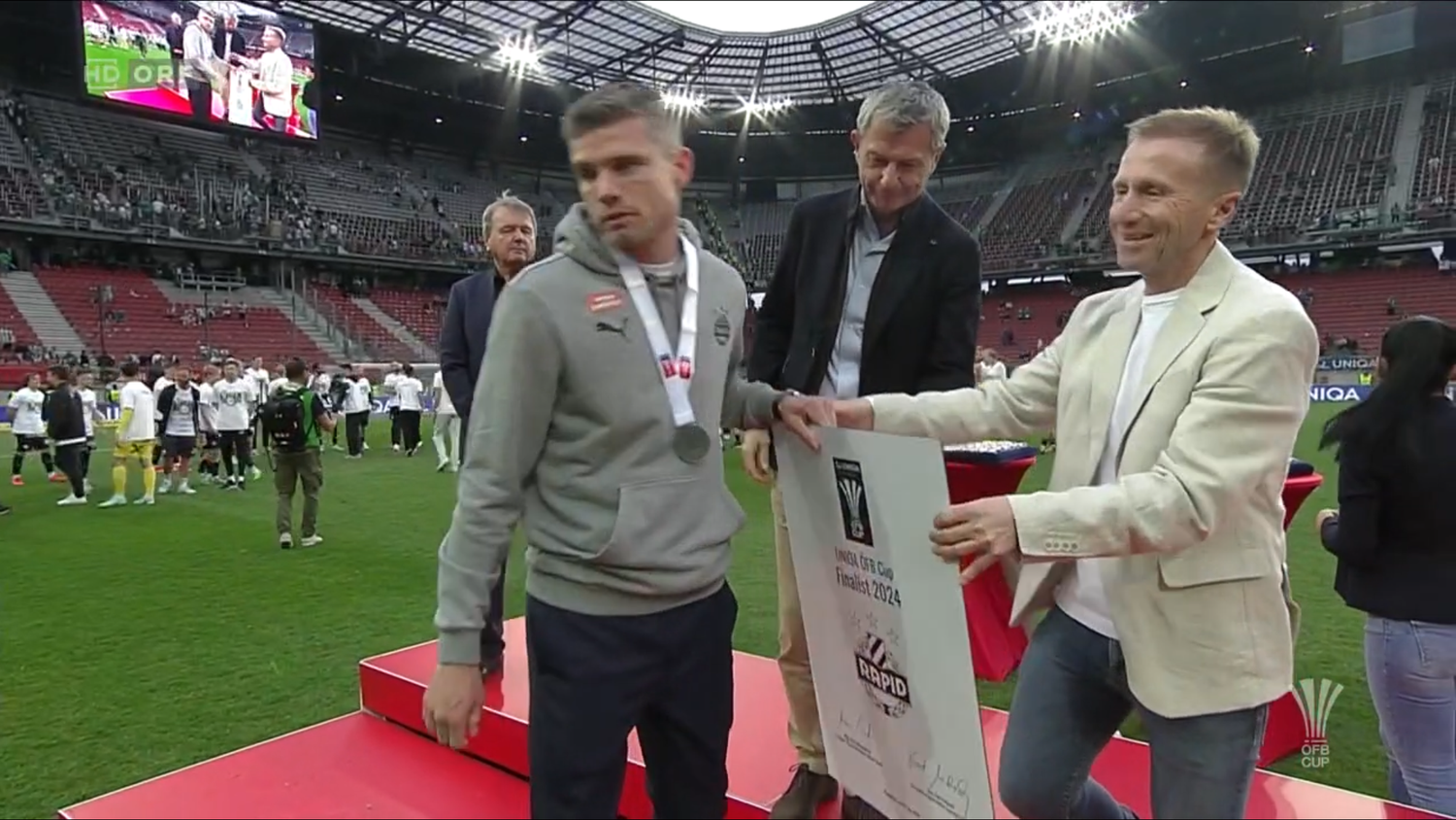 Die Nerven liegen blank: Klauß reißt ÖFB-Boss Mitterdorfer den Banner für die Finalteilnahme aus der Hand, will für kein Foto posieren.