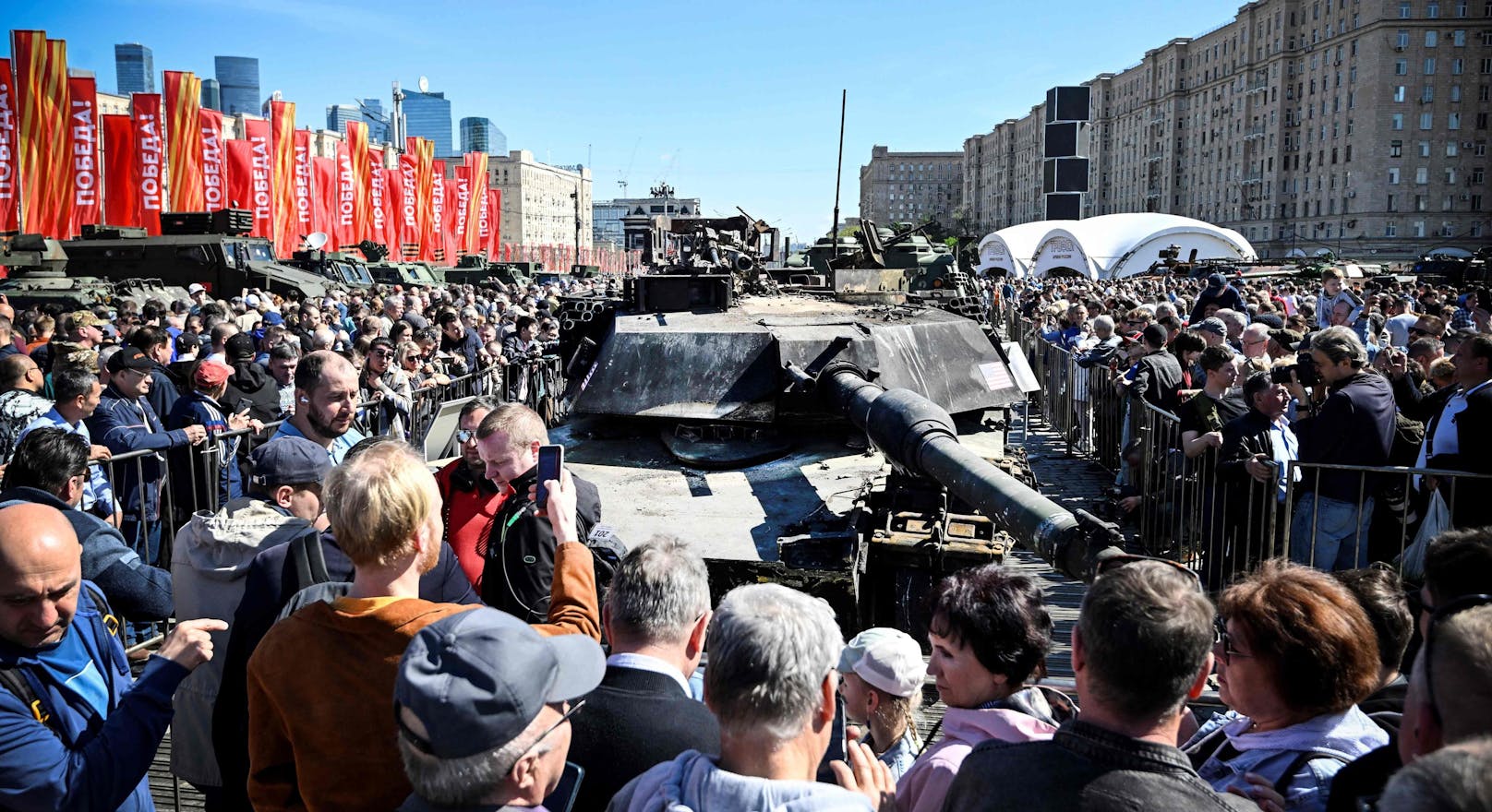 Im Vorfeld zur Feier Tag des Sieges, dem 9. Mai, prahlt die russische Armee 2024 in Moskau mit angeblich in der Ukraine erbeutetem Kriegsgerät. Darunter auch ein deutscher Leopard-2-Panzer.