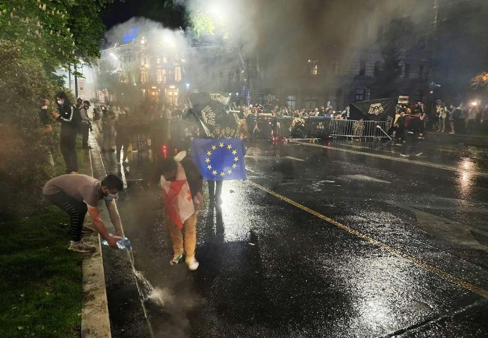 Tausende Georgier gingen Ende April / Anfang Mai in Massenprotesten gegen das neue Gesetz über "ausländischen Einflussnahme" auf die Straße. Die Polizei antwortete mit Gewalt.