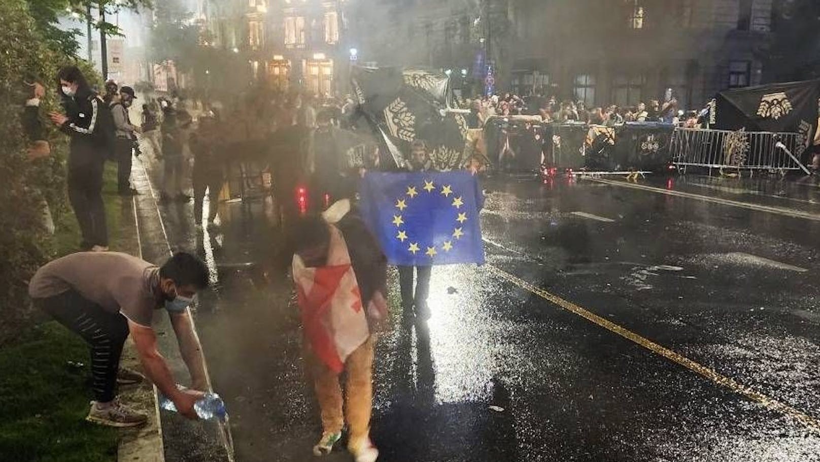 Polizei geht gewaltsam gegen Europa-Demonstranten vor