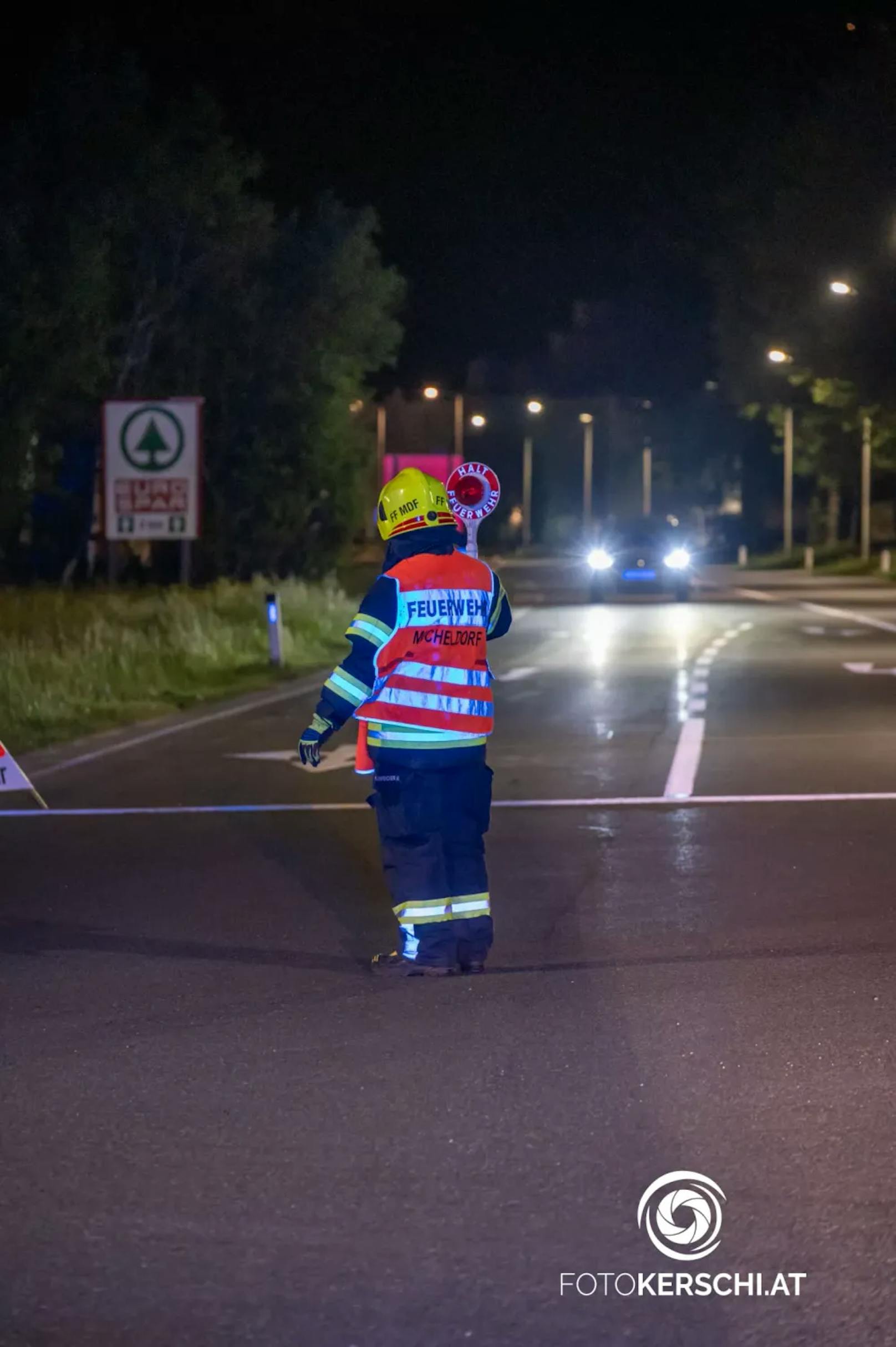 Das Rote Kreuz, die Polizei und die Feuerwehr Micheldorf wurden Dienstagnacht zu Aufräumarbeiten nach einem Verkehrsunfall im Bezirk Kirchdorf alarmiert.