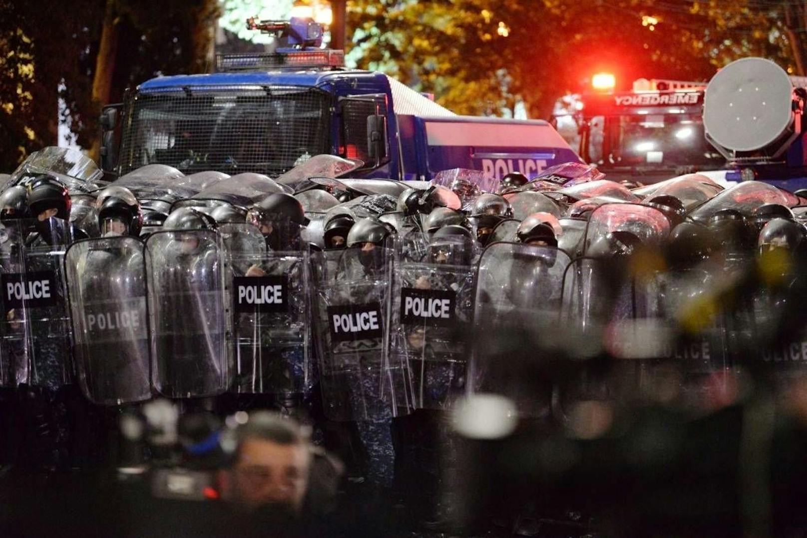 Tausende Georgier gingen Ende April / Anfang Mai in Massenprotesten gegen das neue Gesetz über "ausländischen Einflussnahme" auf die Straße. Die Polizei antwortete mit Gewalt.