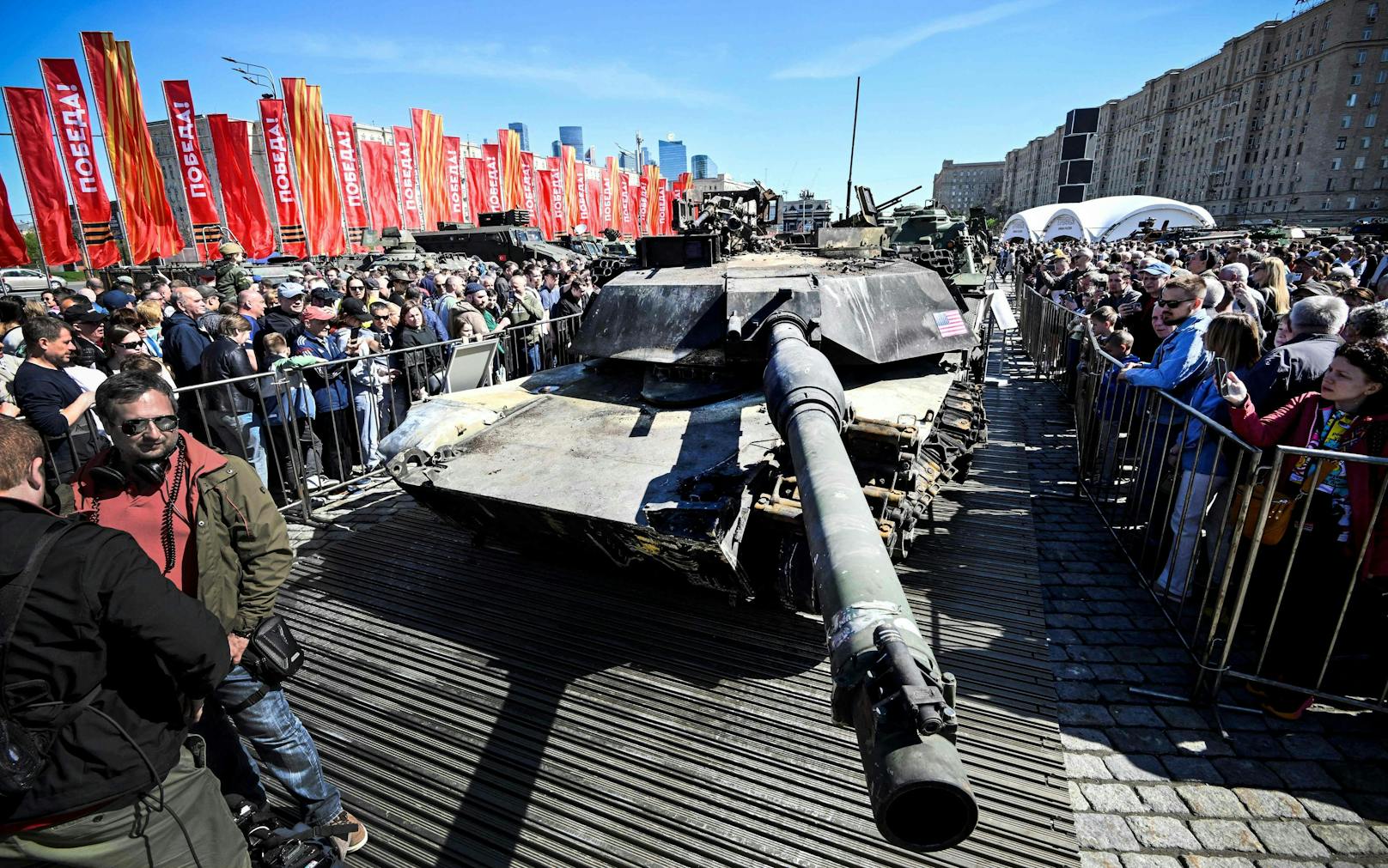 Im Vorfeld zur Feier Tag des Sieges, dem 9. Mai, prahlt die russische Armee 2024 in Moskau mit angeblich in der Ukraine erbeutetem Kriegsgerät. Darunter auch ein deutscher Leopard-2-Panzer.