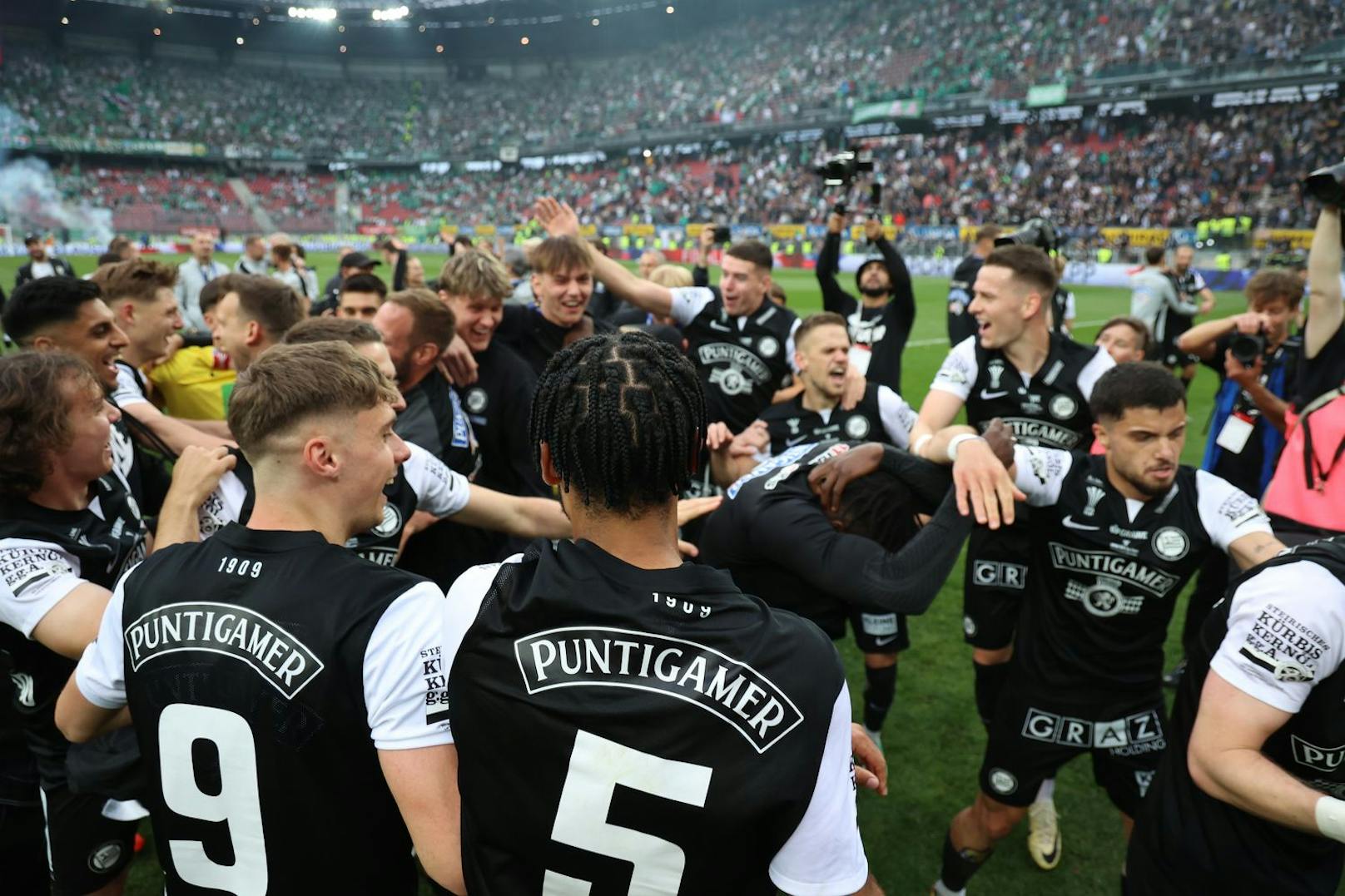 Sturm Graz feiert den Cup-Triumph 2024 nach dem 2:1-Sieg über Rapid im Finale.