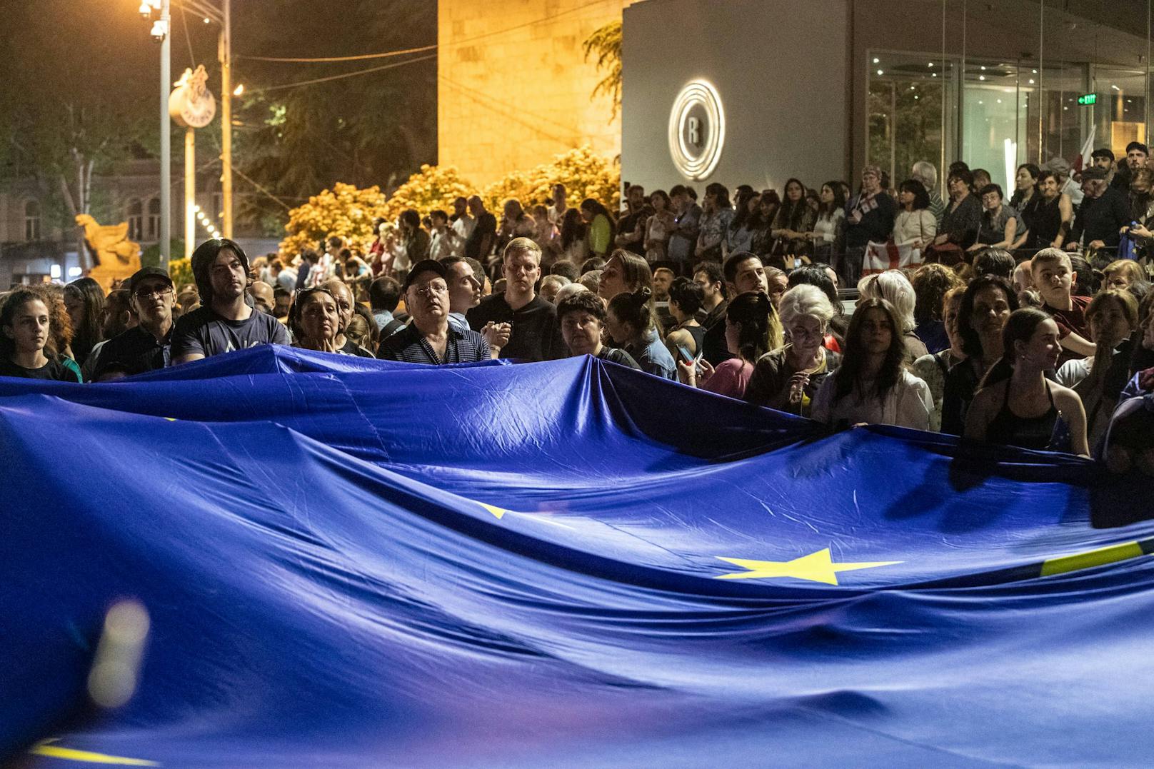 Tausende Georgier gingen Ende April / Anfang Mai in Massenprotesten gegen das neue Gesetz über "ausländischen Einflussnahme" auf die Straße. Die Polizei antwortete mit Gewalt.