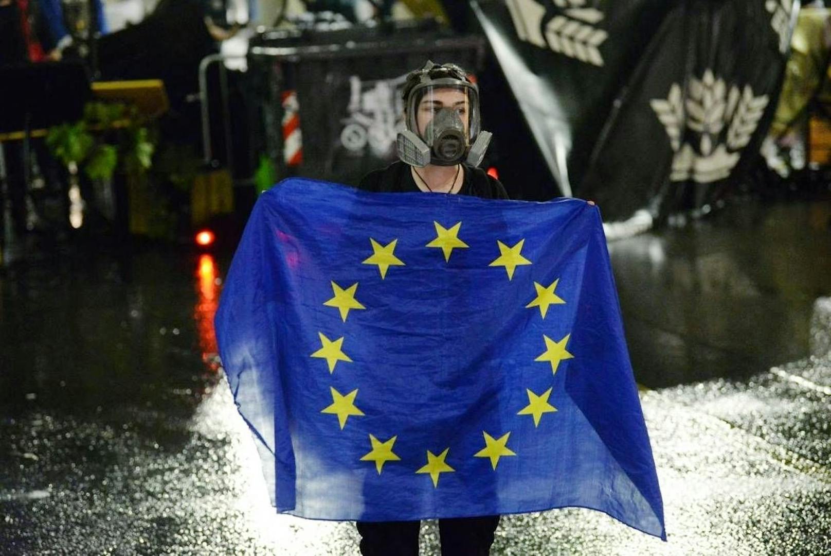 Tausende Georgier gingen Ende April / Anfang Mai in Massenprotesten gegen das neue Gesetz über "ausländischen Einflussnahme" auf die Straße. Die Polizei antwortete mit Gewalt.