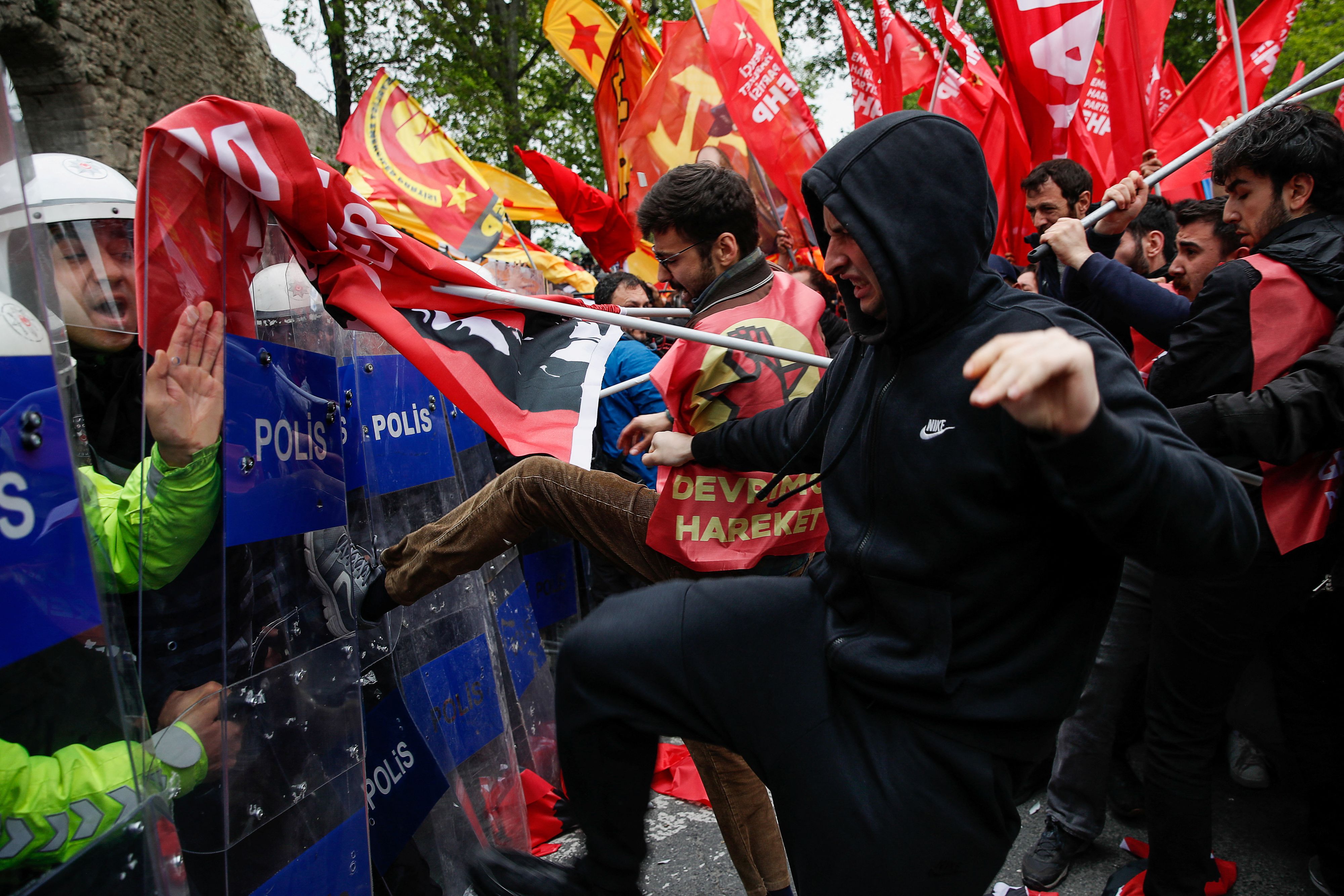 Protesters scuffle with riot police as they attempt to defy a ban and march on Taksim Square to celebrate May Day in Istanbul, Turkey May 1, 2024. REUTERS/Dilara Senkaya