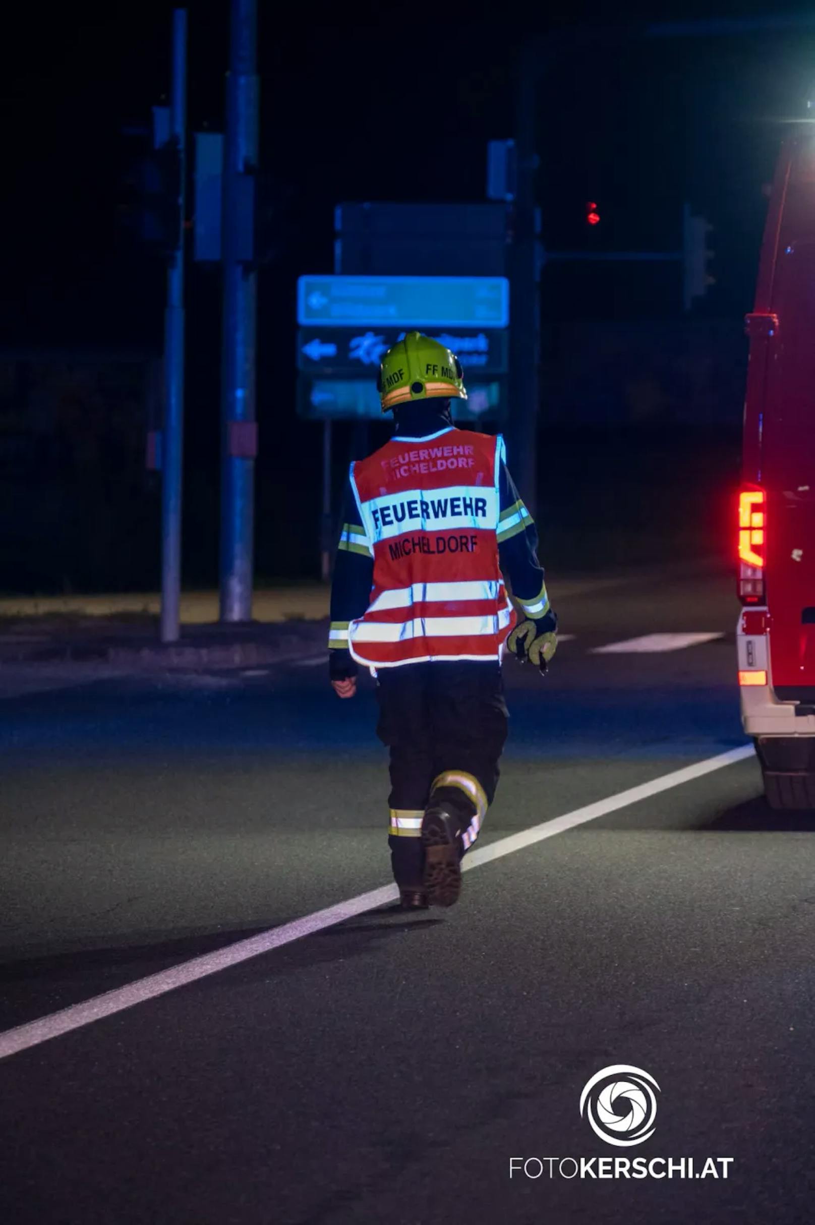 Das Rote Kreuz, die Polizei und die Feuerwehr Micheldorf wurden Dienstagnacht zu Aufräumarbeiten nach einem Verkehrsunfall im Bezirk Kirchdorf alarmiert.