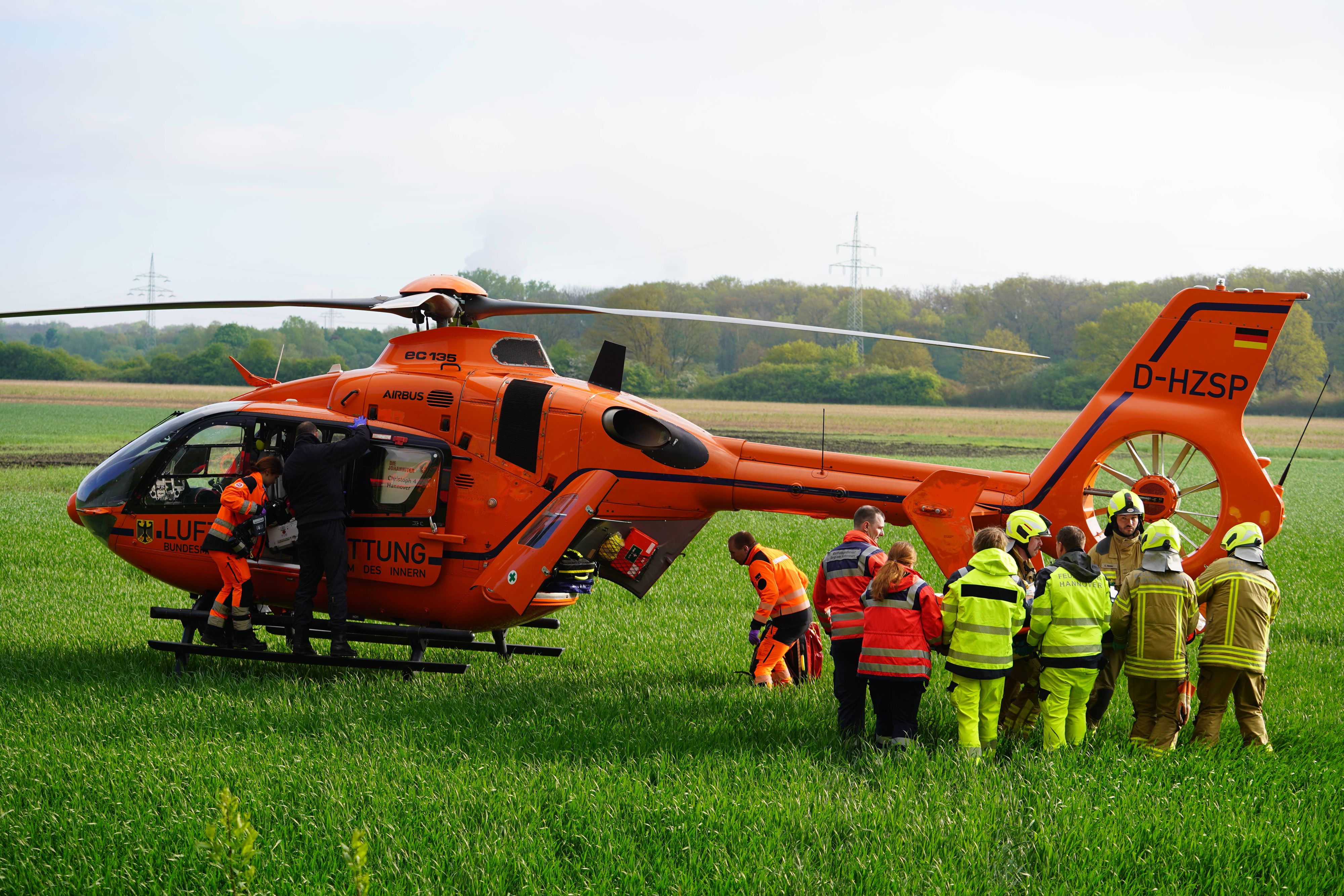 Mehrere Rettungshubschrauber stehen im Einsatz. (Symbolbild)