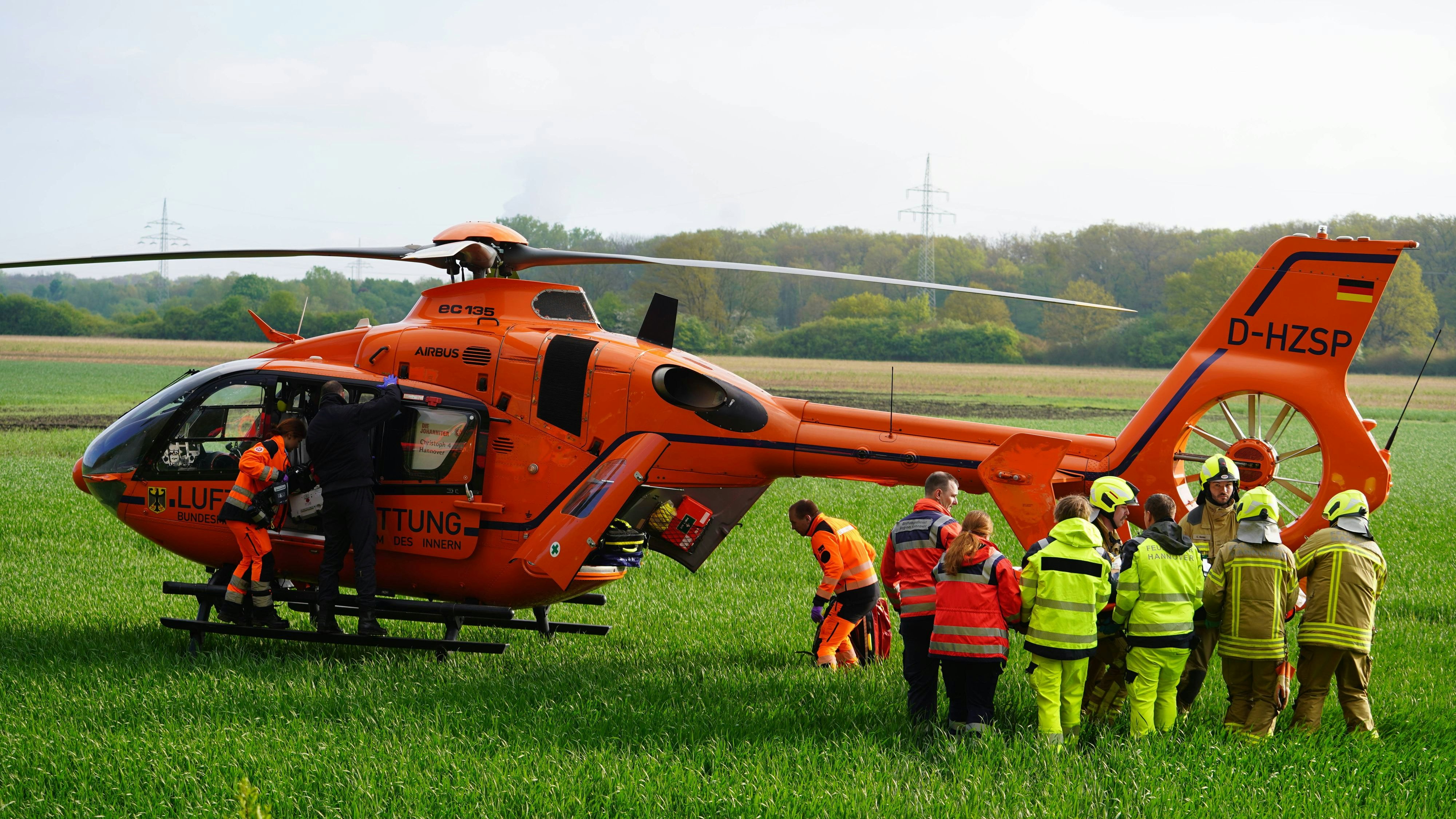 Mehrere Rettungshubschrauber stehen im Einsatz. (Symbolbild)