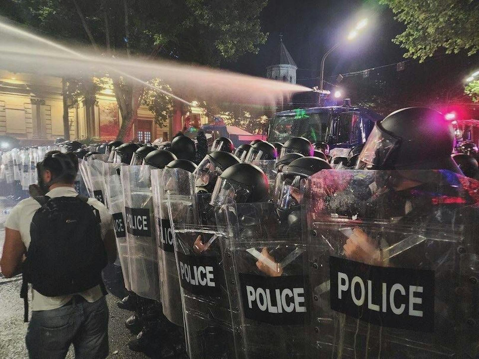 Tausende Georgier gingen Ende April / Anfang Mai in Massenprotesten gegen das neue Gesetz über "ausländischen Einflussnahme" auf die Straße. Die Polizei antwortete mit Gewalt.