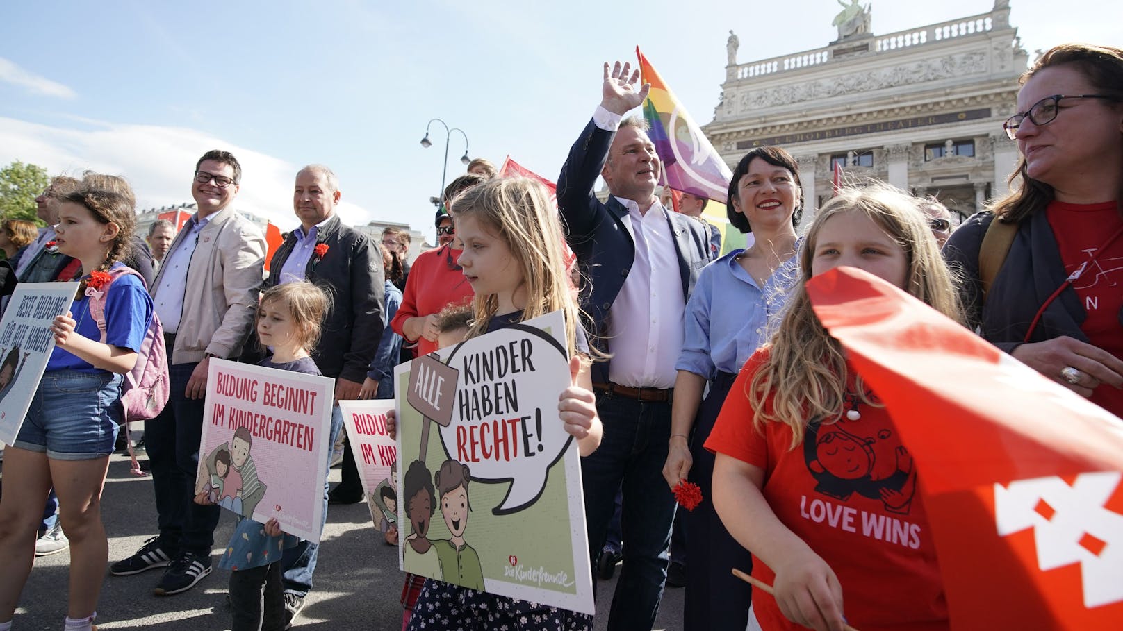 Die politischen Mai-Feiern standen am 1. Mai ganz im Zeichen der Europawahl. So lautete etwa das Motto der Kundgebung der SPÖ "Wir in Wien stehen für ein faires Europa". "Heute" hat die Bilder!