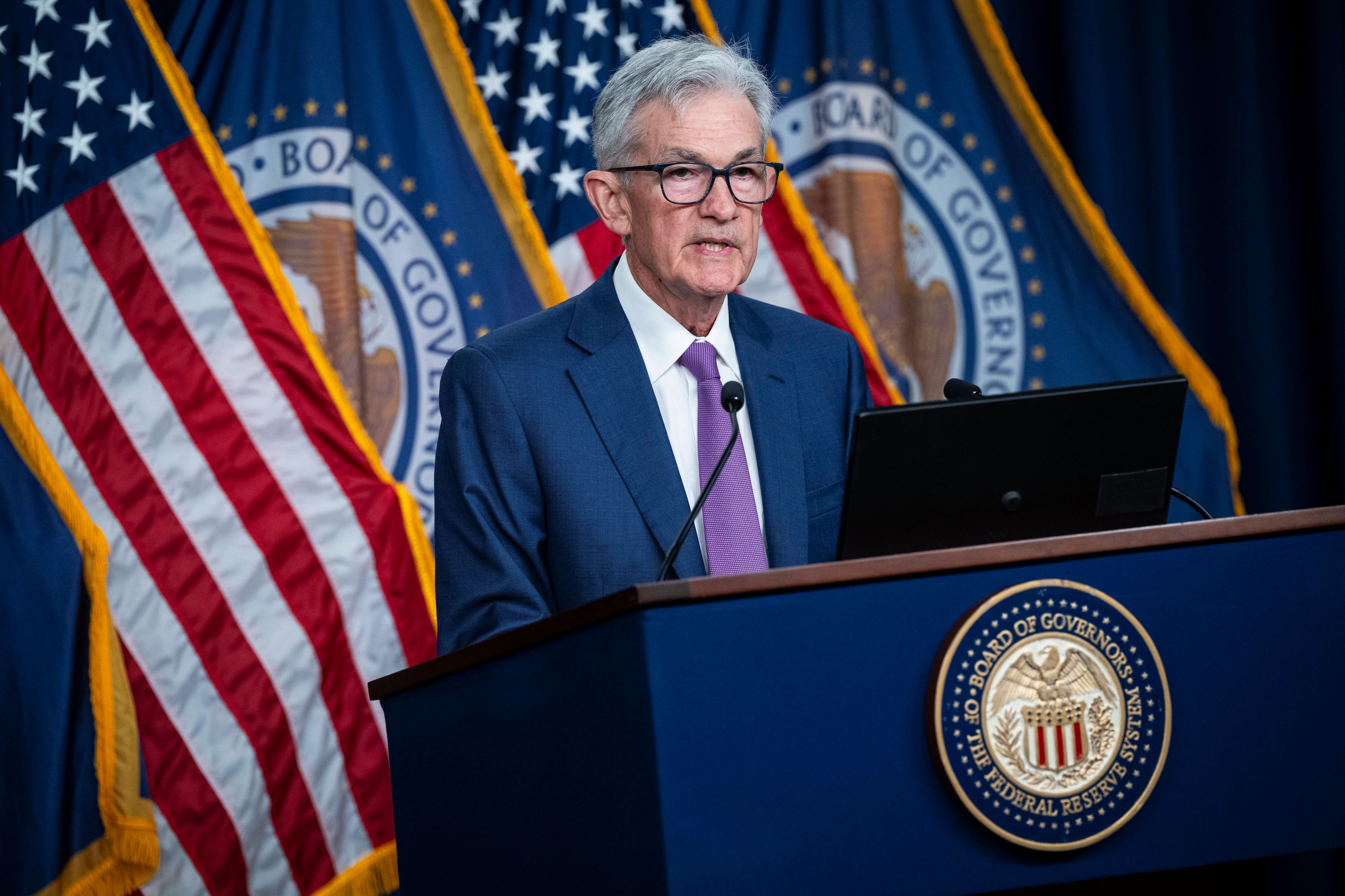 US-Notenbankchef Jerome Powell verkündet, dass der Leitzins unverändert bleibt.