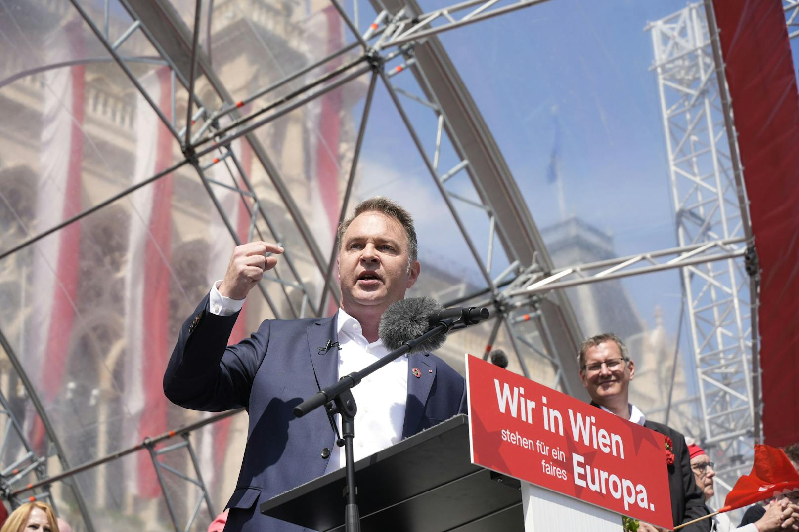 "Ich bin wirklich sehr bewegt, als stolzer Kind einer Arbeiterbewegung, hier zu stehen", sagte Babler bei seiner Premiere am Rathausplatz.