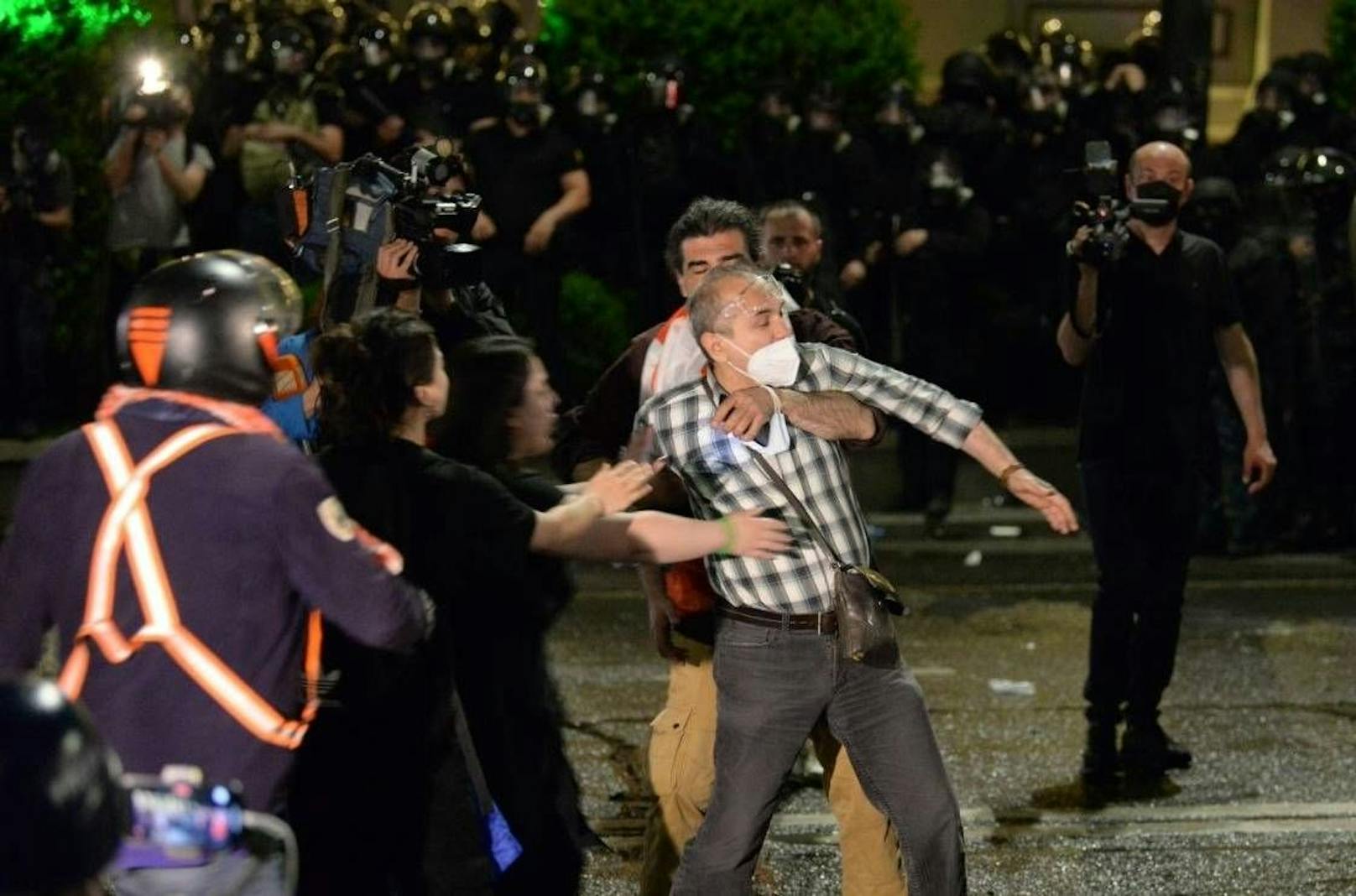 Tausende Georgier gingen Ende April / Anfang Mai in Massenprotesten gegen das neue Gesetz über "ausländischen Einflussnahme" auf die Straße. Die Polizei antwortete mit Gewalt.