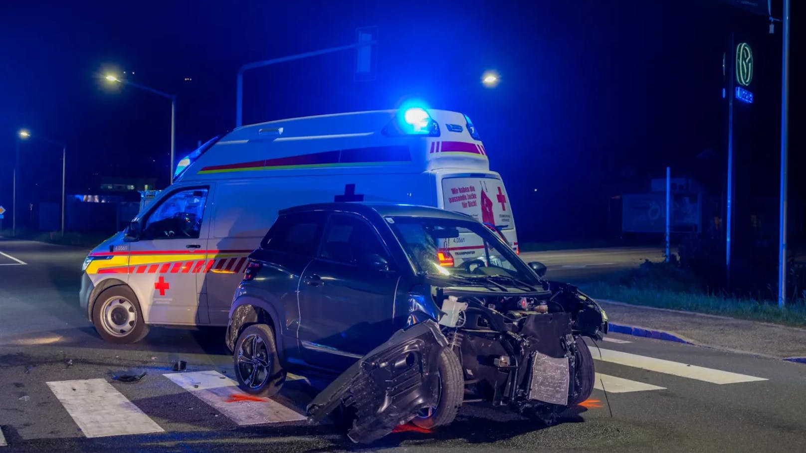 Das Rote Kreuz, die Polizei und die Feuerwehr Micheldorf wurden Dienstagnacht zu Aufräumarbeiten nach einem Verkehrsunfall im Bezirk Kirchdorf alarmiert.