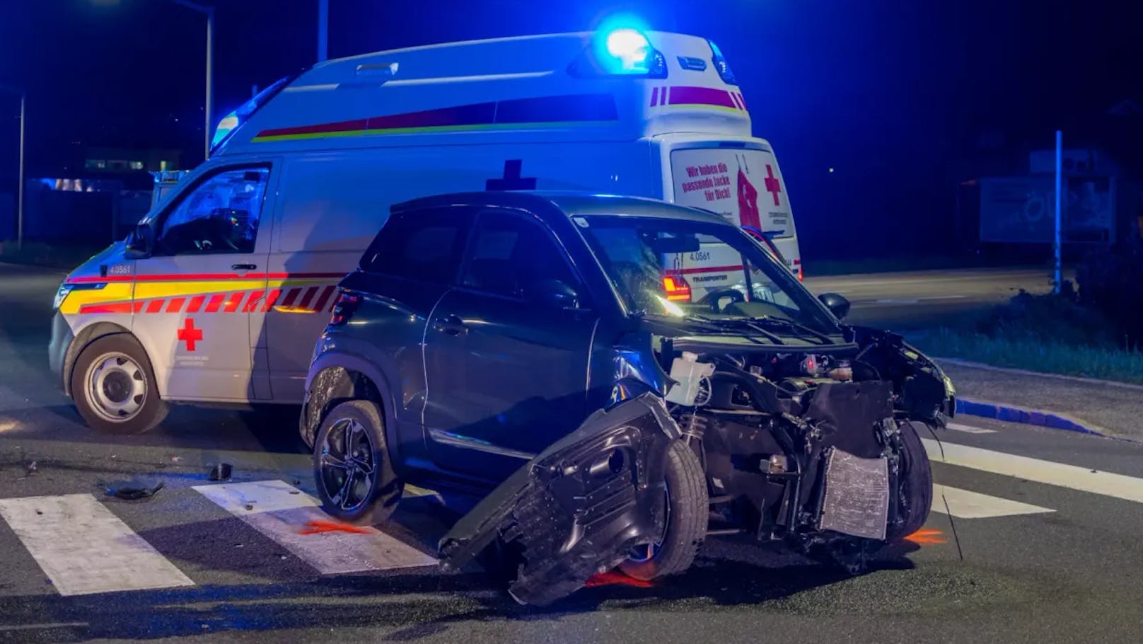 VW kollidiert an Kreuzung mit Moped-Auto – 2 Verletzte