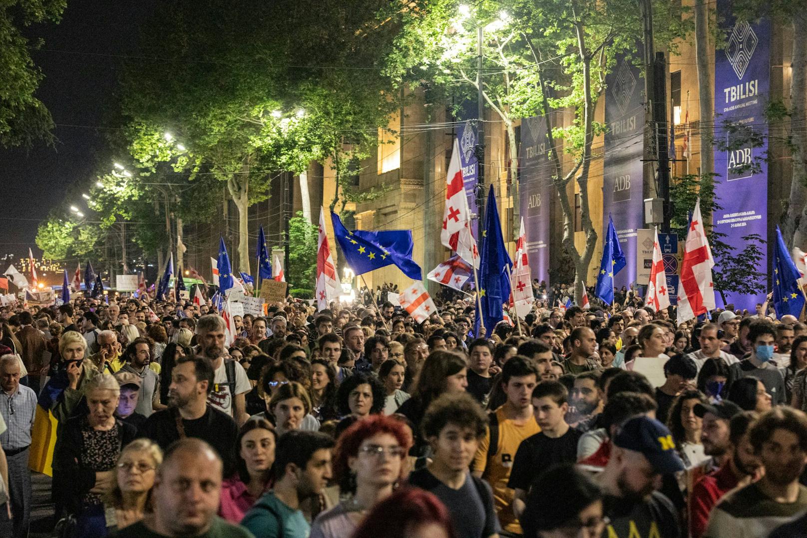 Tausende Georgier gingen Ende April / Anfang Mai in Massenprotesten gegen das neue Gesetz über "ausländischen Einflussnahme" auf die Straße. Die Polizei antwortete mit Gewalt.